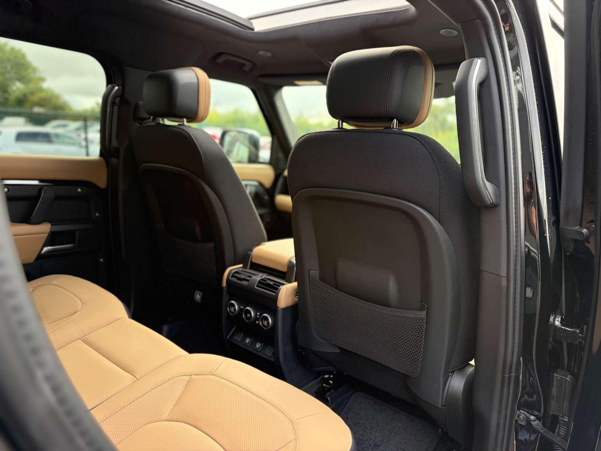 Land Rover Defender 110 view 29