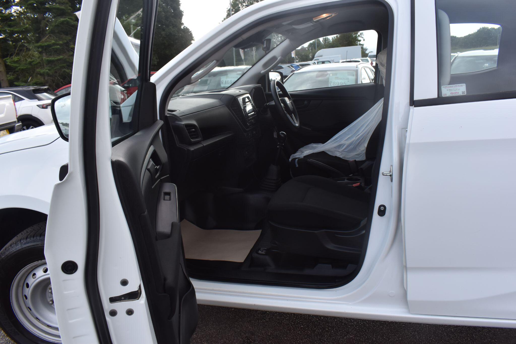 D-Max - 1.9 TD Utility 4WD Euro 6 (s/s) 4dr - Image 3
