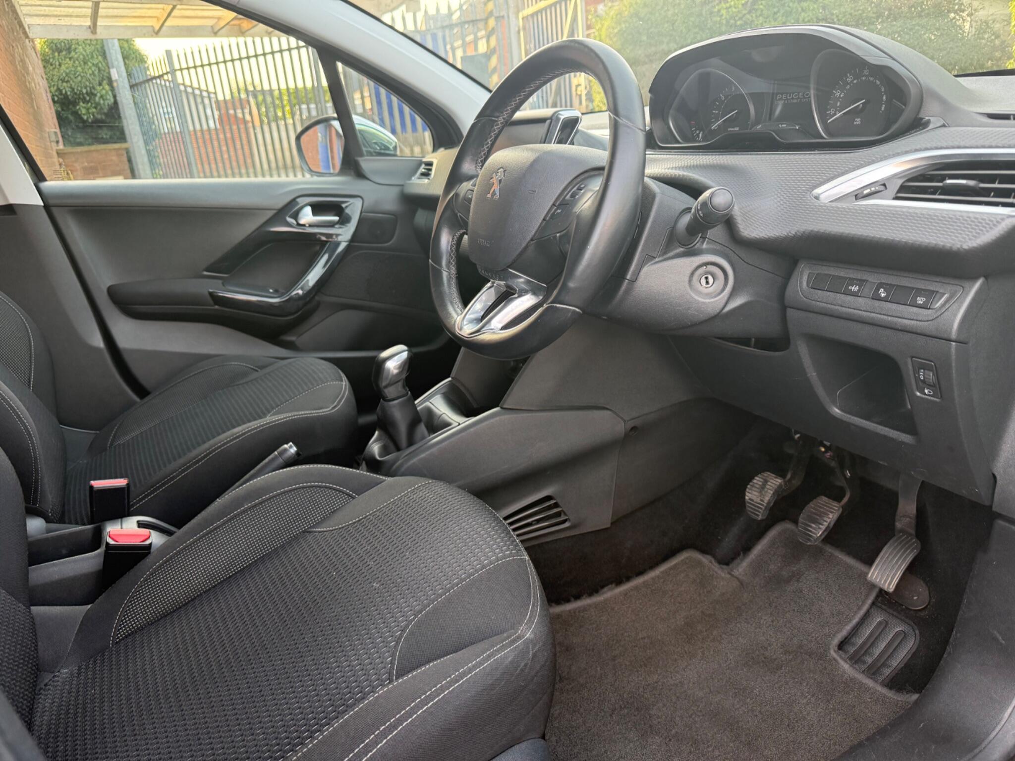 Peugeot 208 view 10