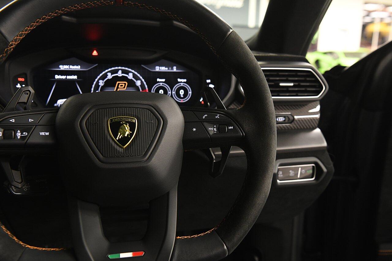 Lamborghini Urus view 23