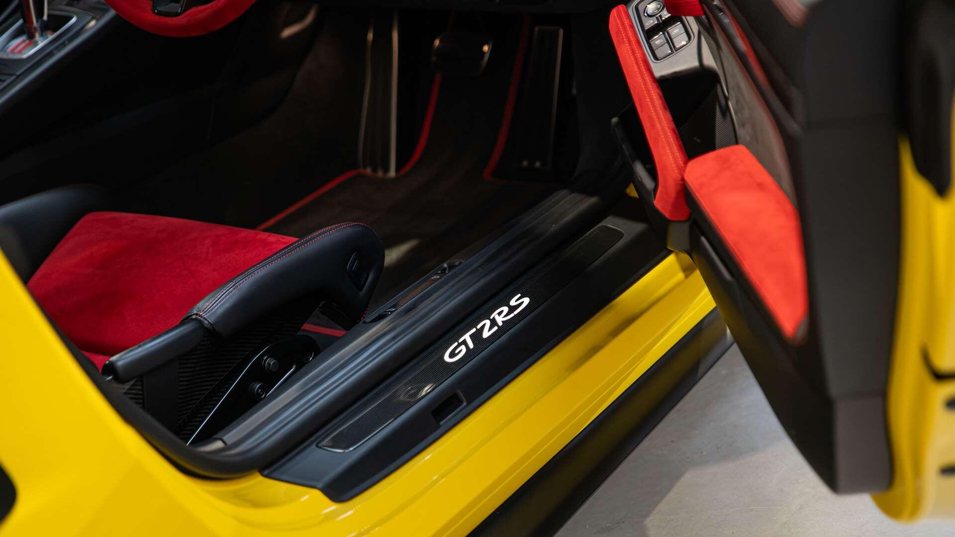 Porsche 911 view 32