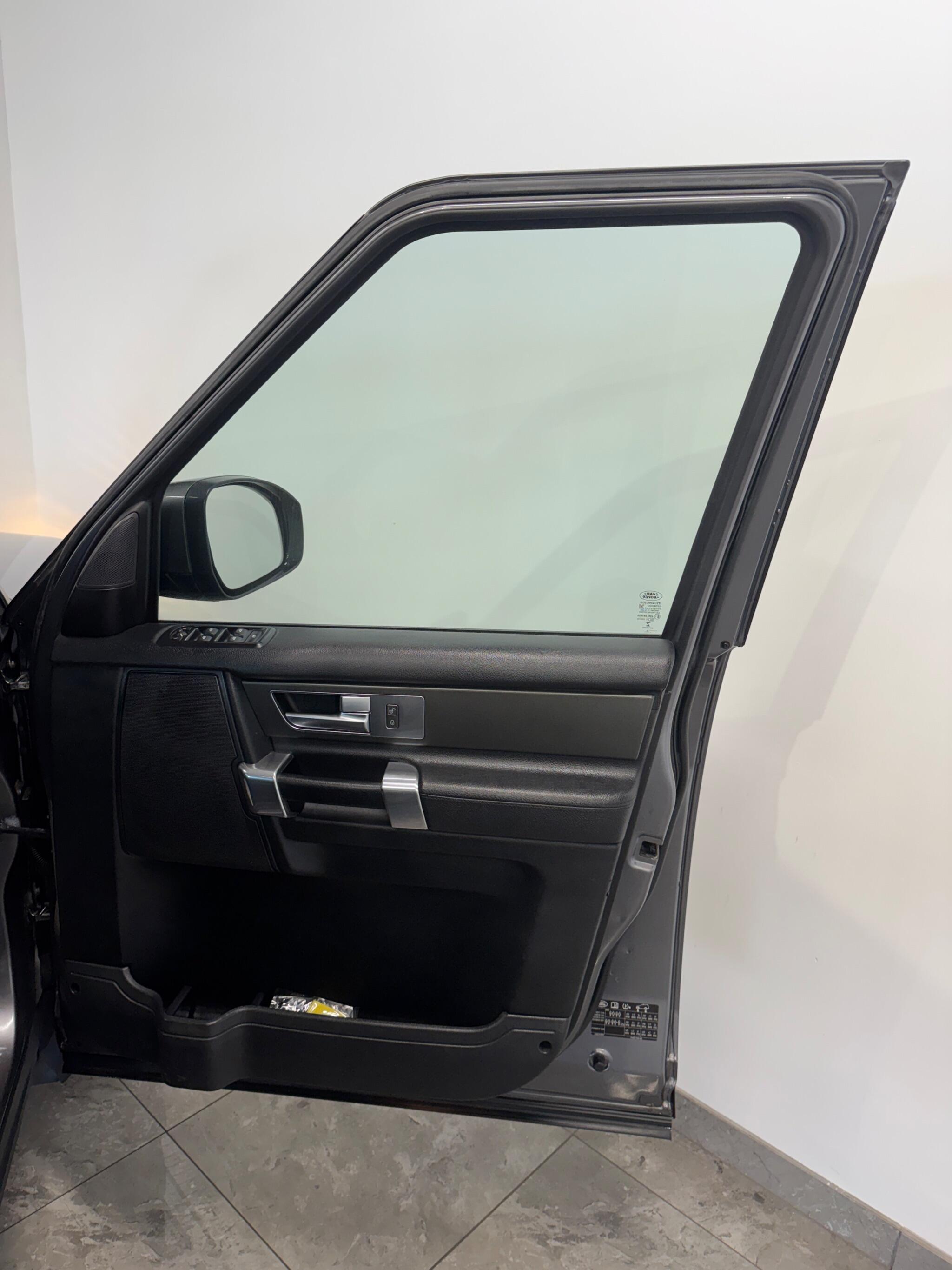 Land Rover Discovery view 12