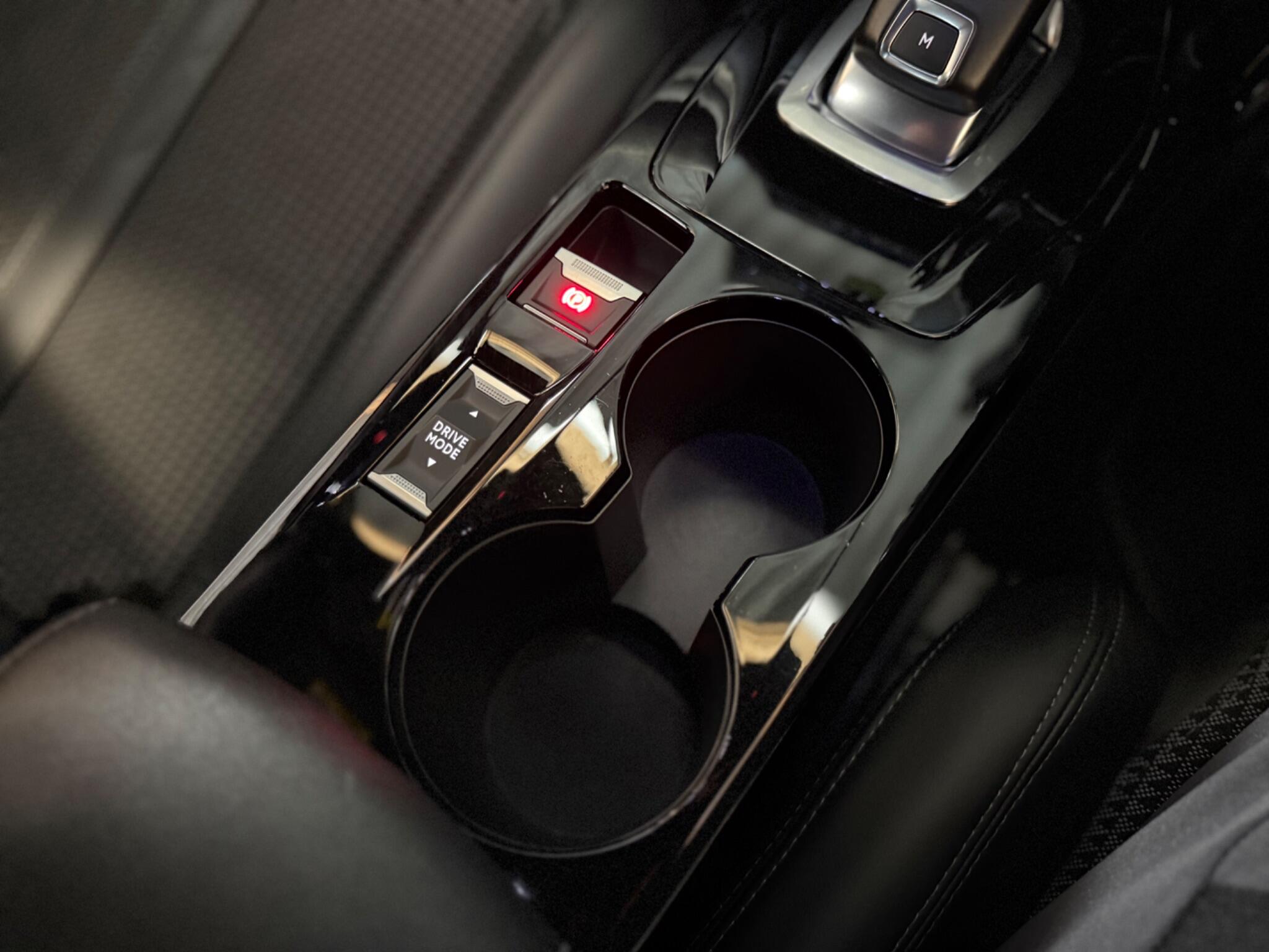 Peugeot 208 view 11