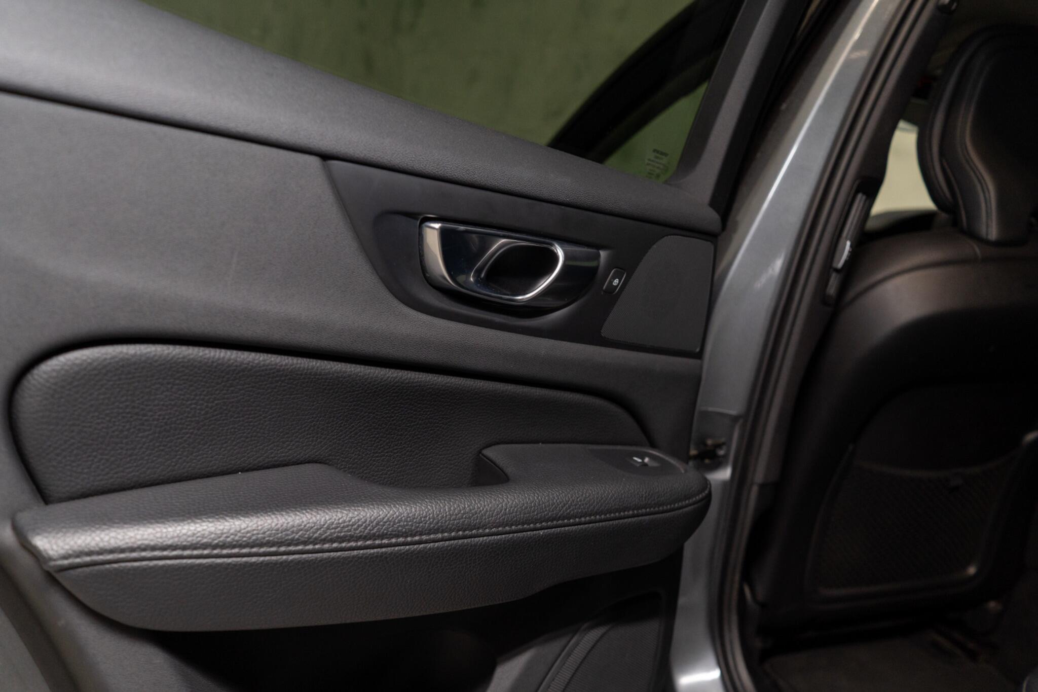 Volvo V60 Cross Country view 33