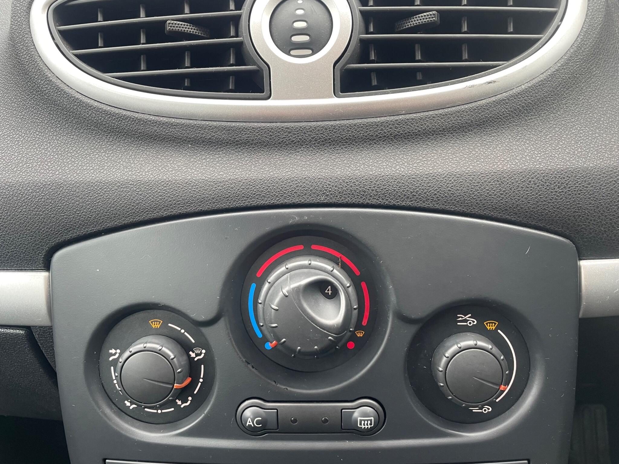 2011 Renault Clio image 38