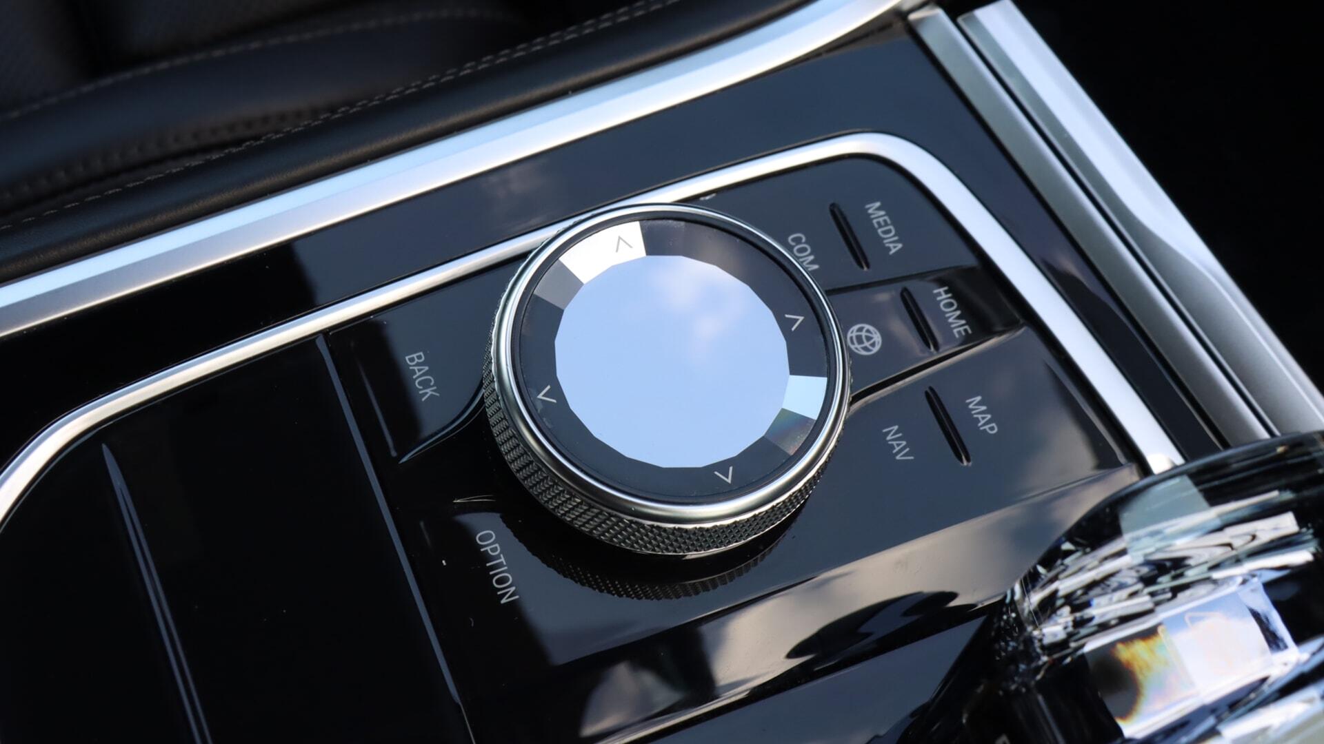 BMW 8 Series view 28