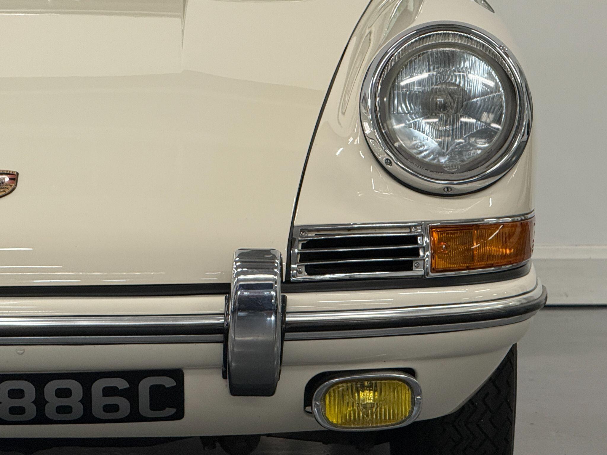 Porsche 911 view 39