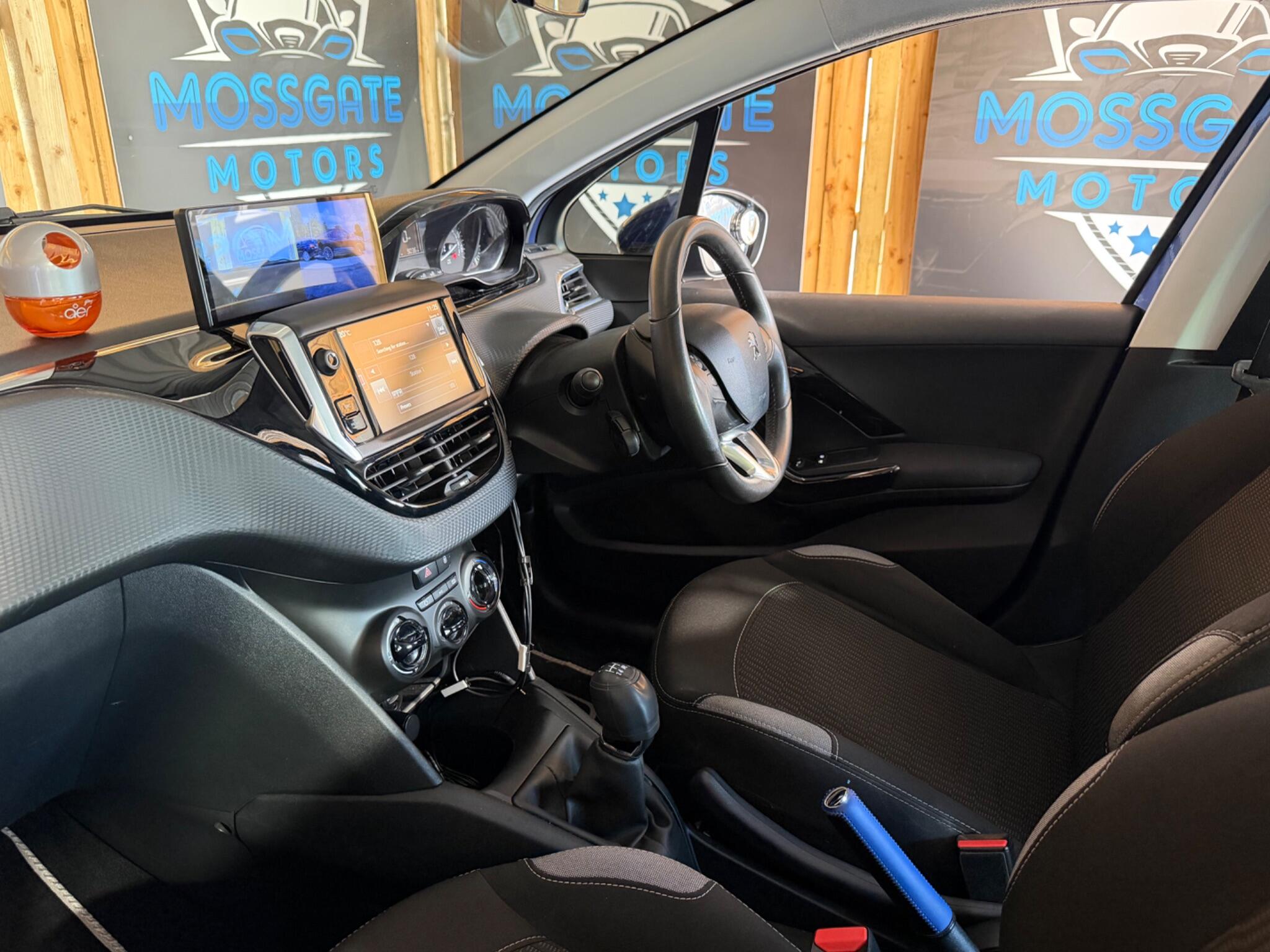 Peugeot 208 view 14