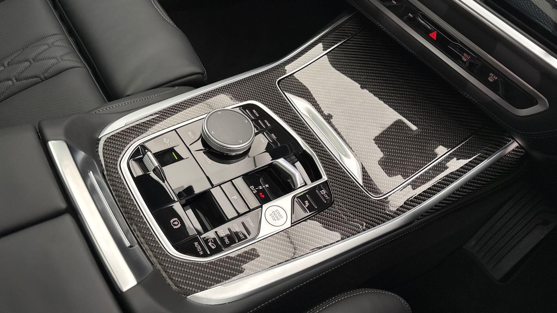 BMW X7 view 10