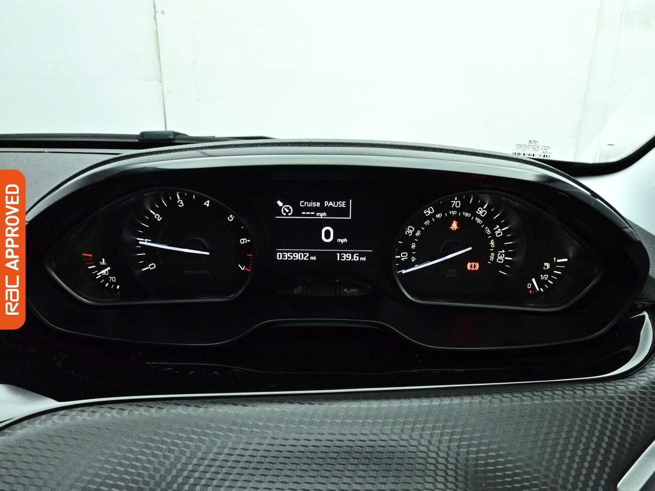 Peugeot 208 view 11