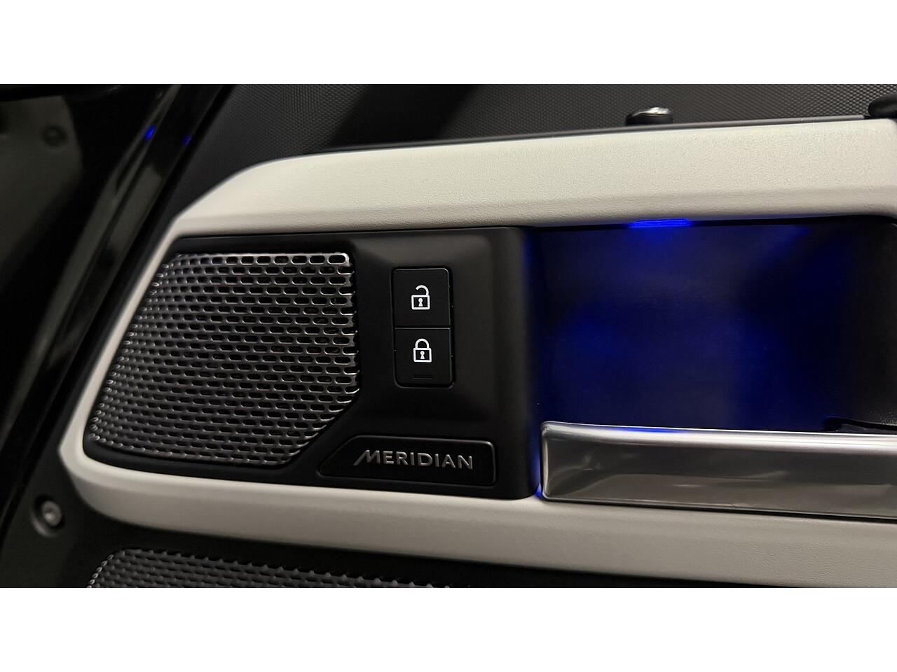 Land Rover Defender view 17