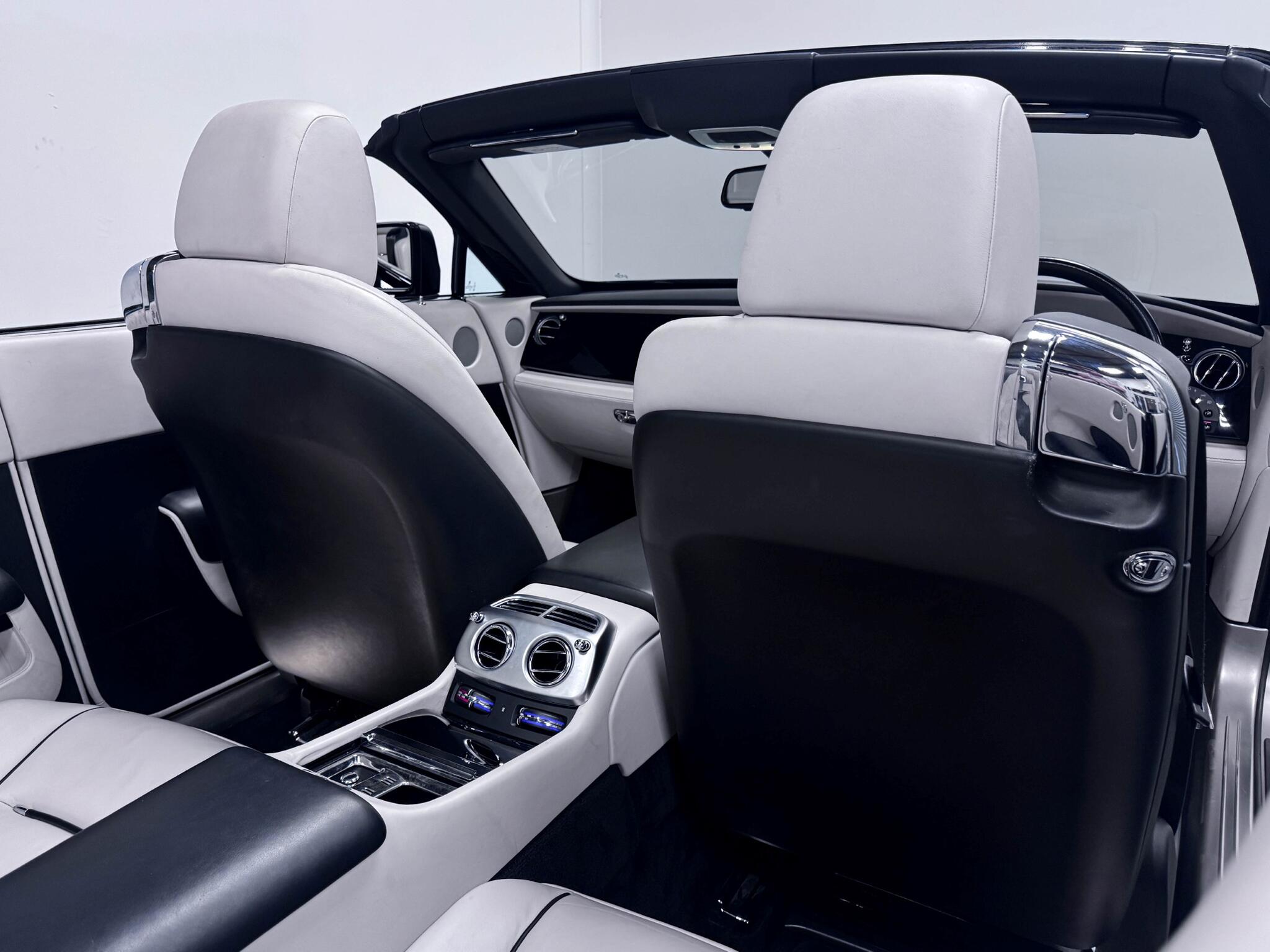 Rolls-Royce Dawn view 21