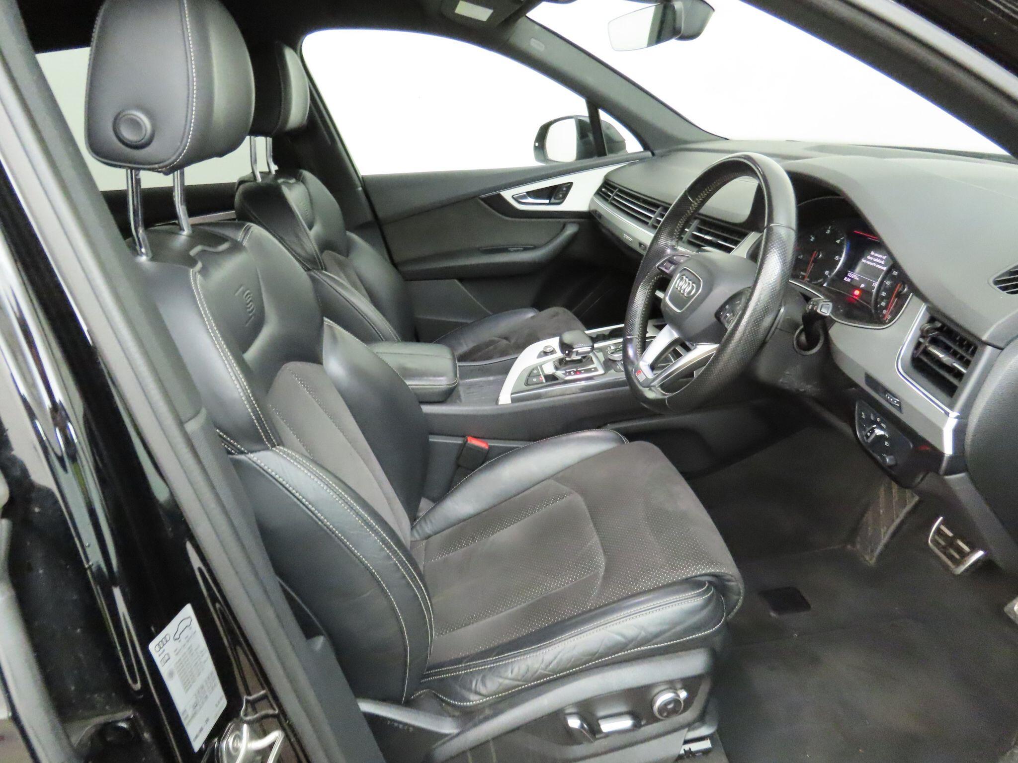 Audi Q7 view 4