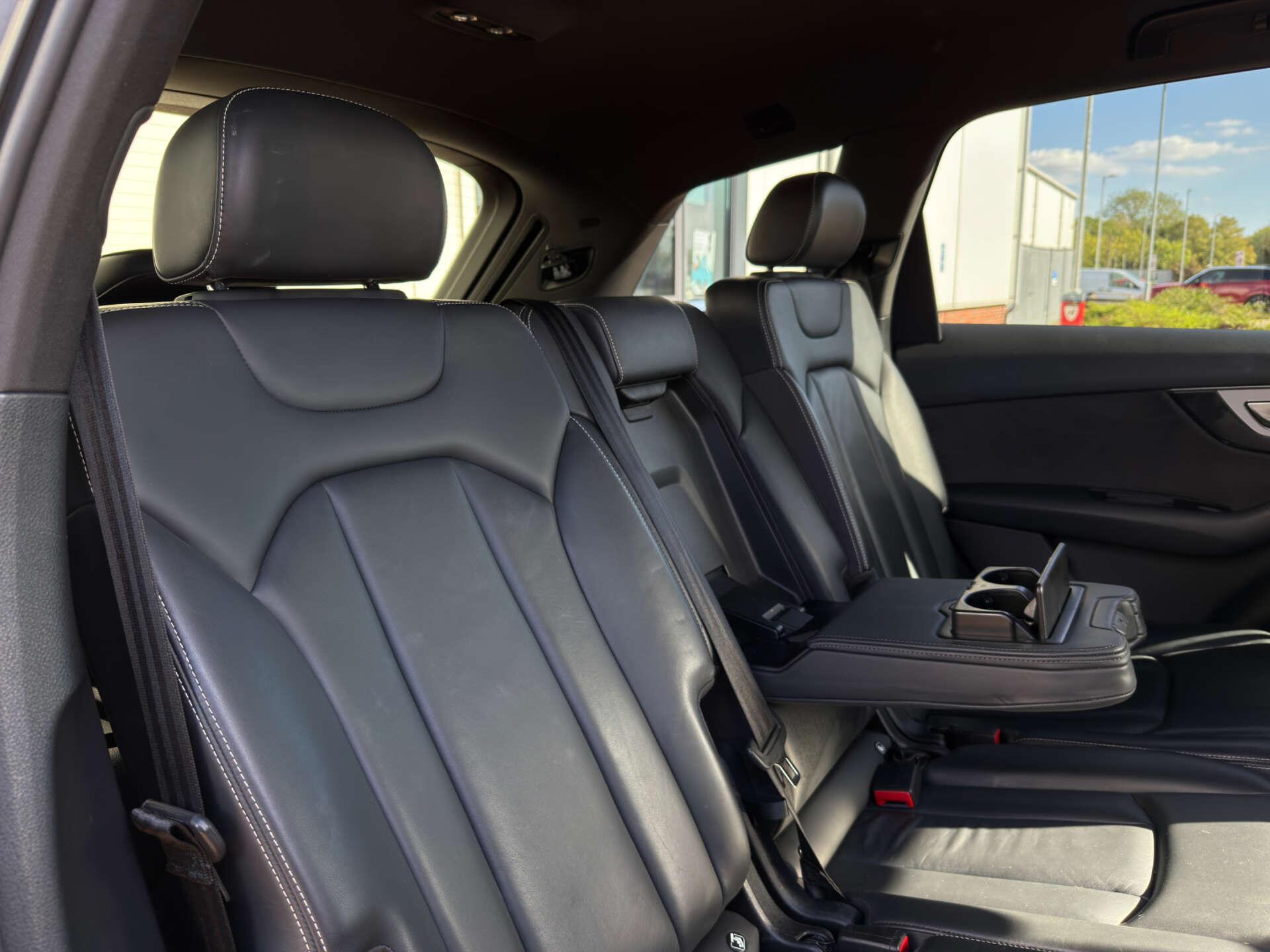 Audi SQ7 view 32