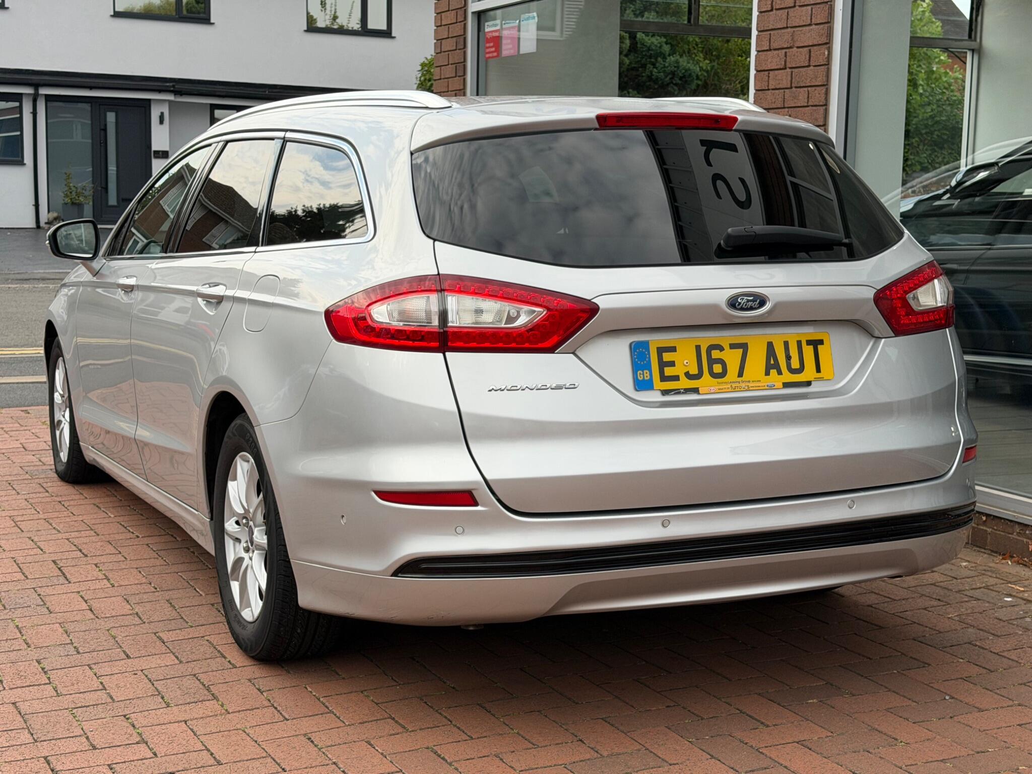 Ford Mondeo view 17