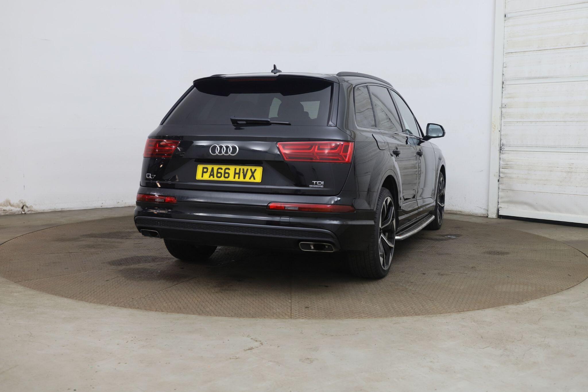 Audi Q7 view 8