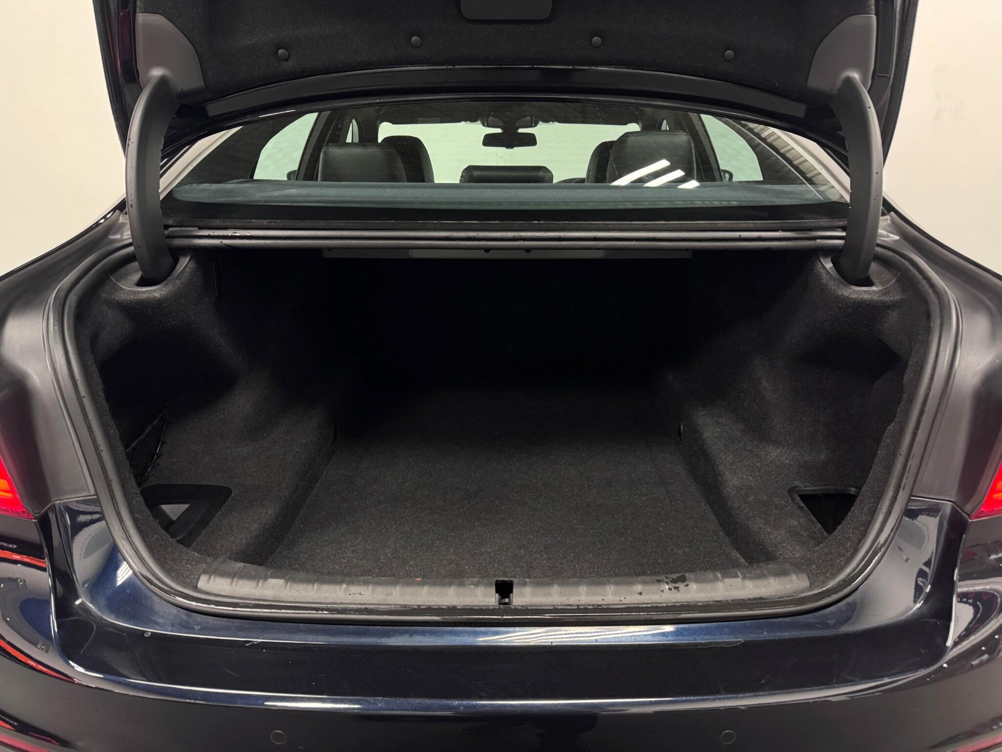 BMW 5 Series view 12