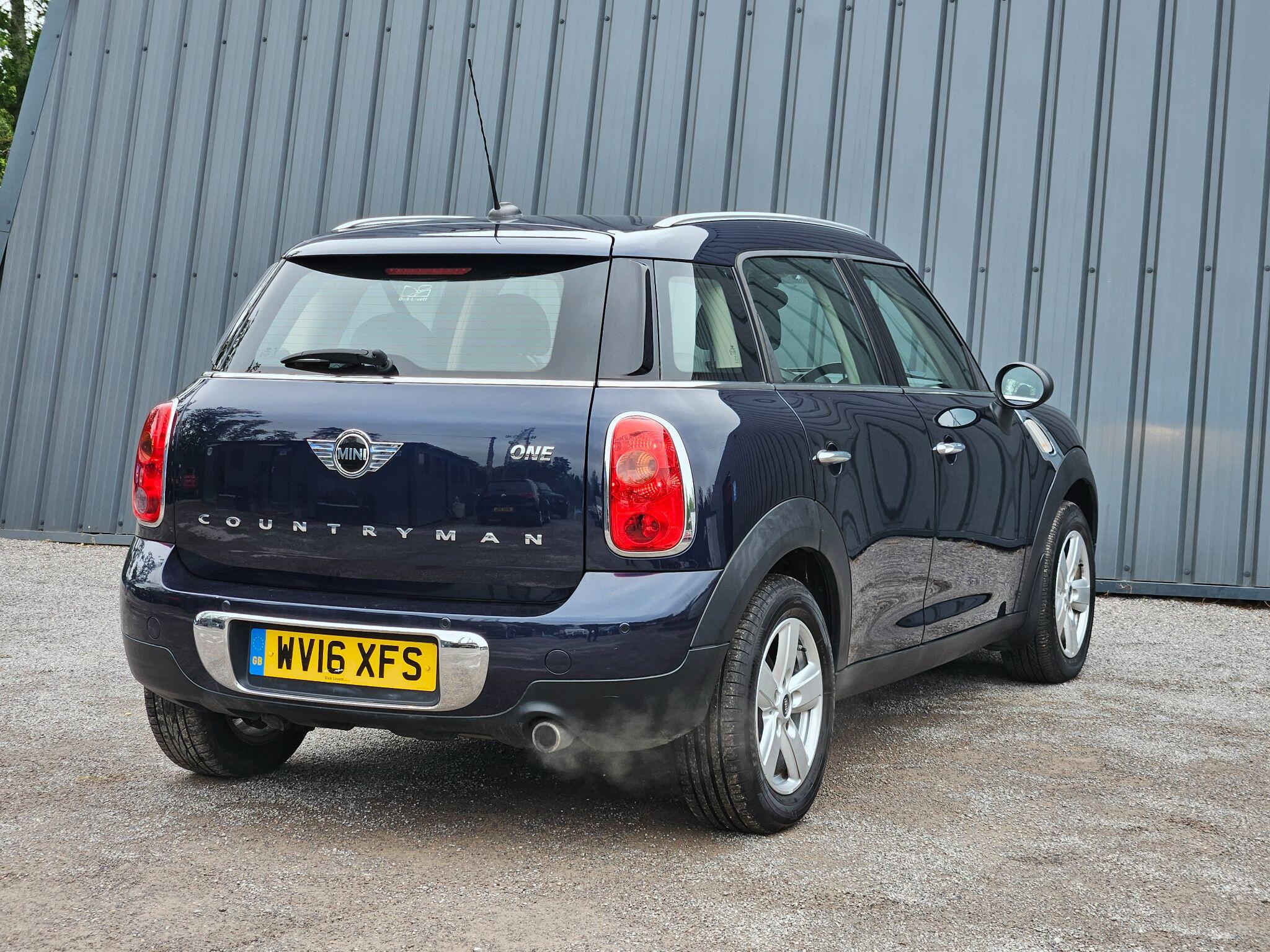 2016 MINI Countryman image 14