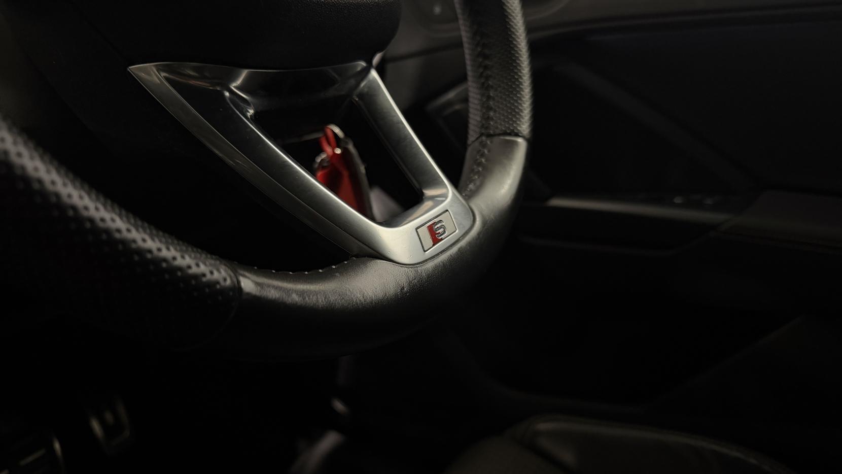 Audi Q3 view 16