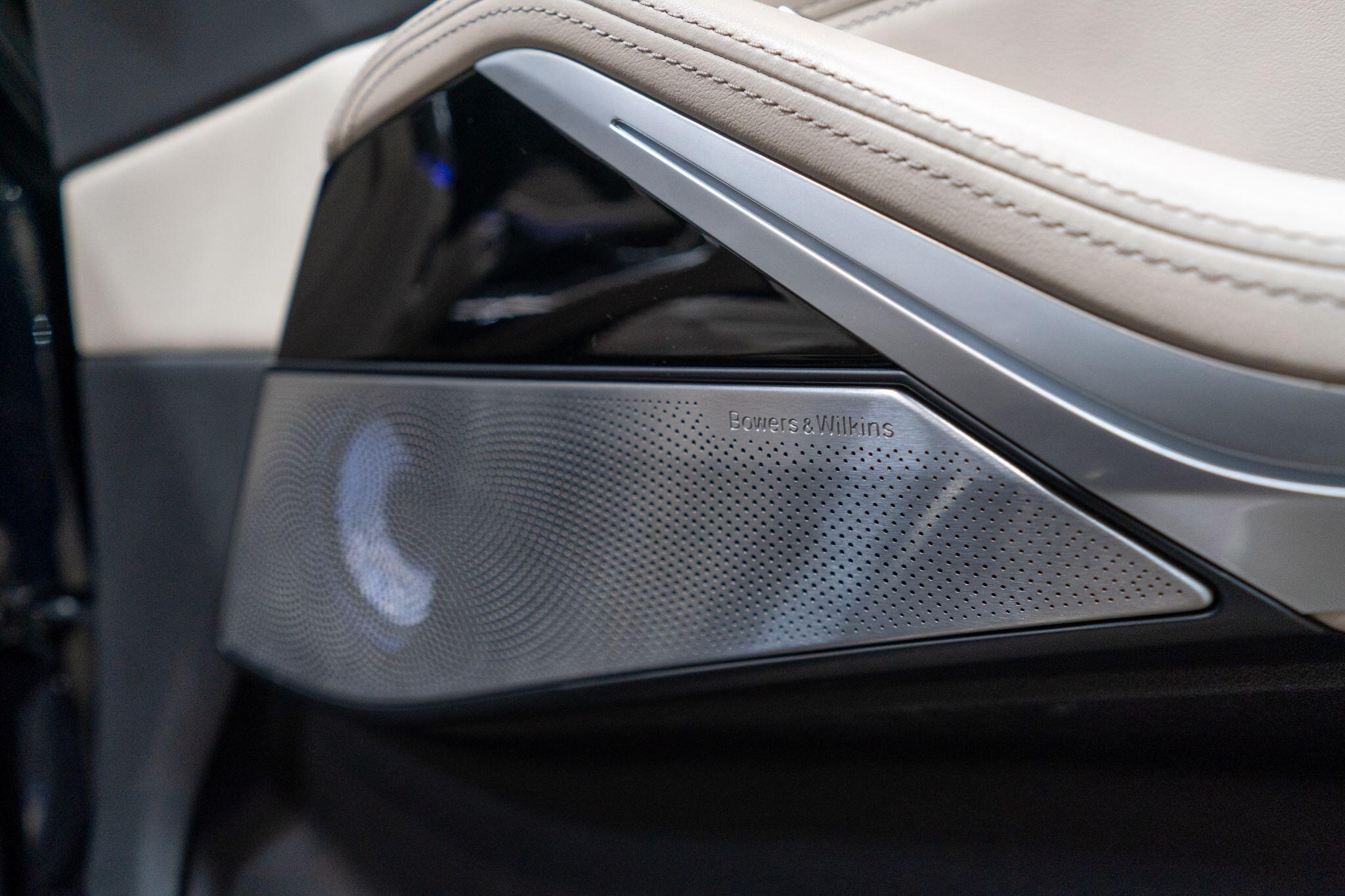 BMW X7 view 3