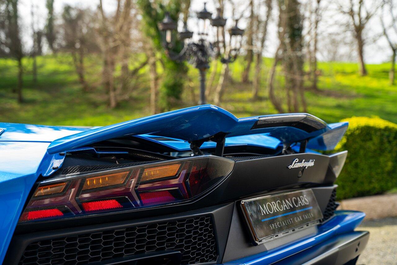 Lamborghini Aventador view 105