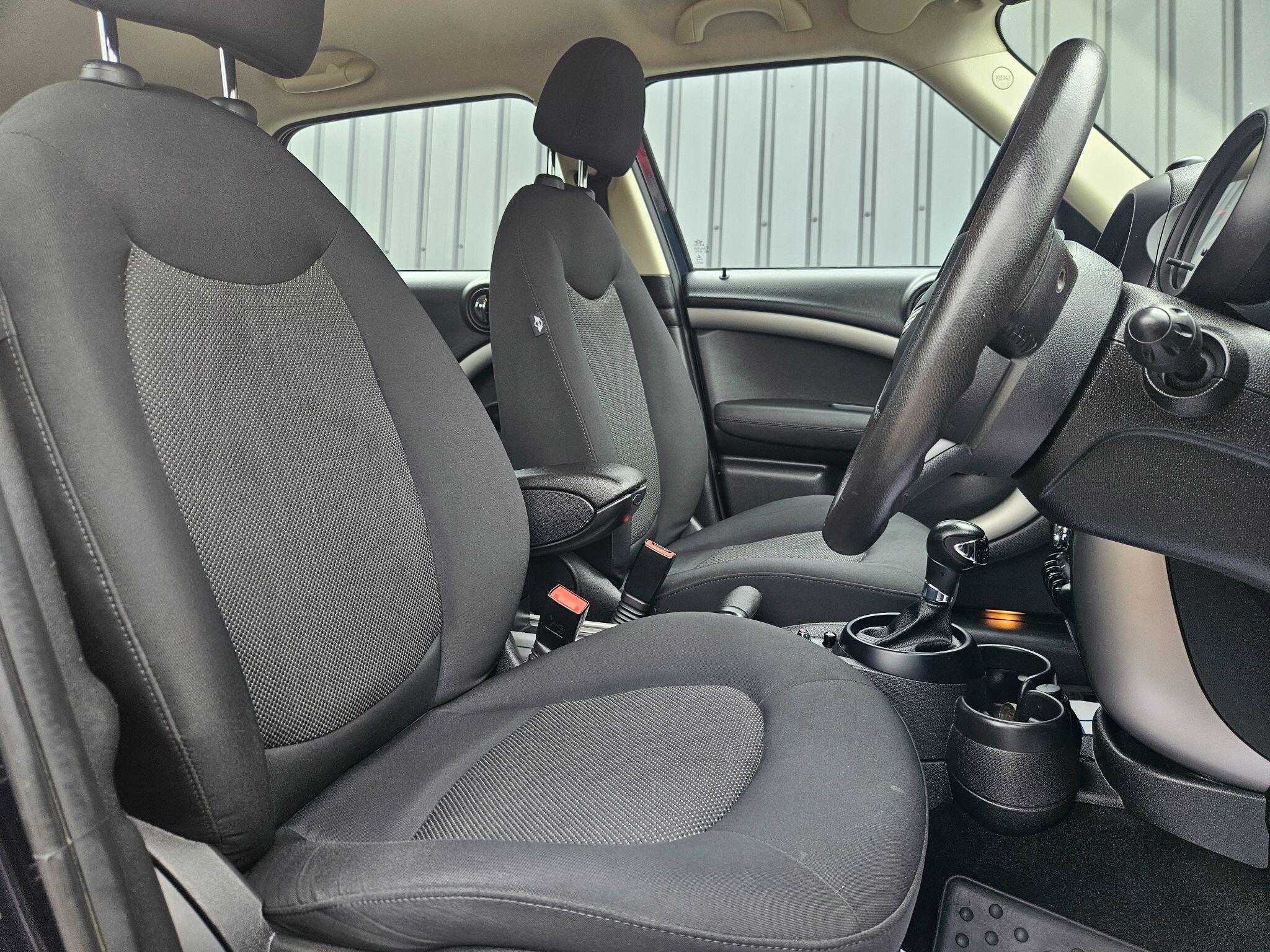 2016 MINI Countryman image 17