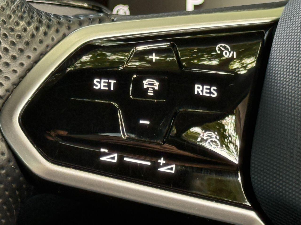 Volkswagen Touareg view 28