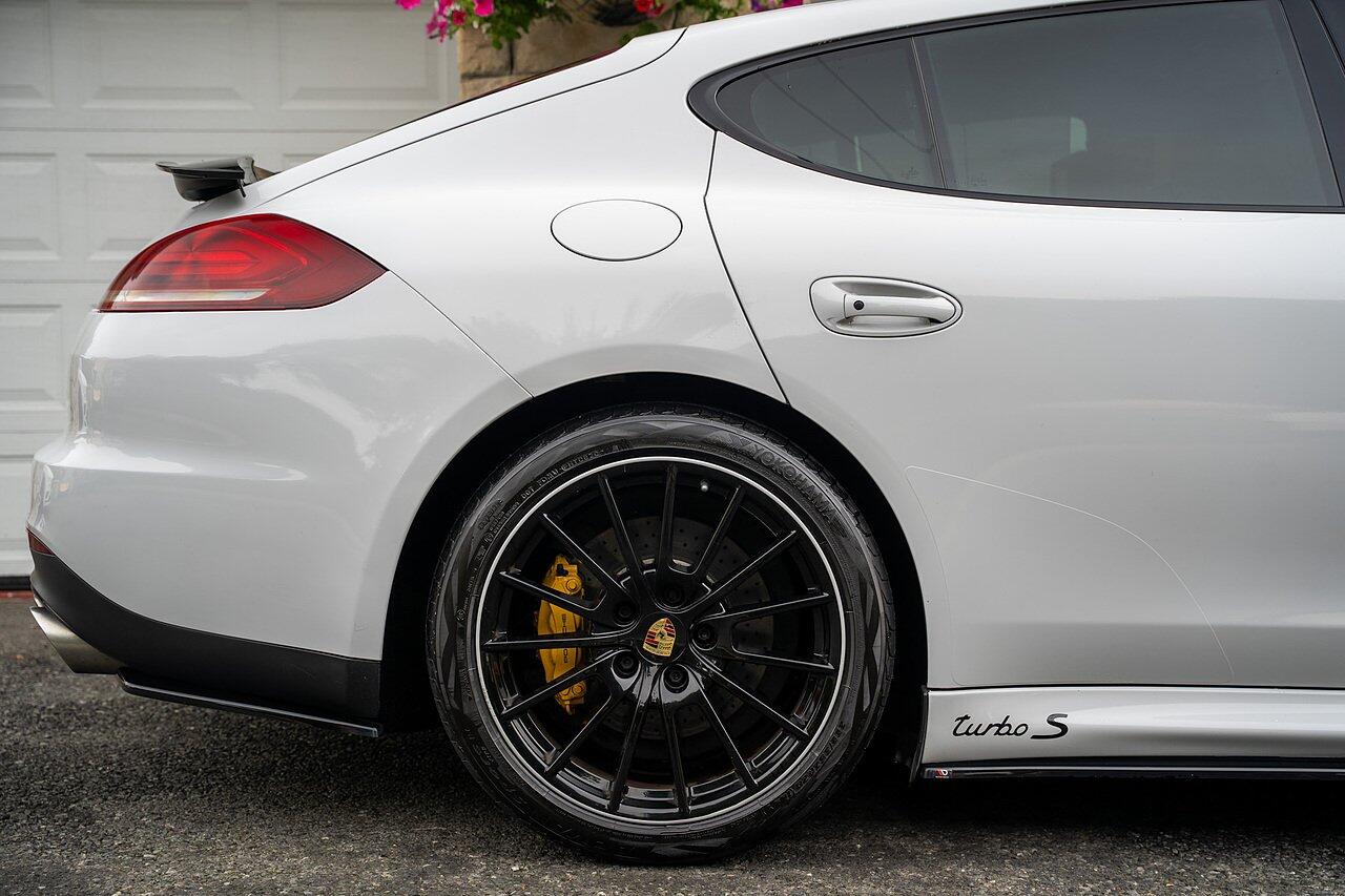 Porsche Panamera view 8