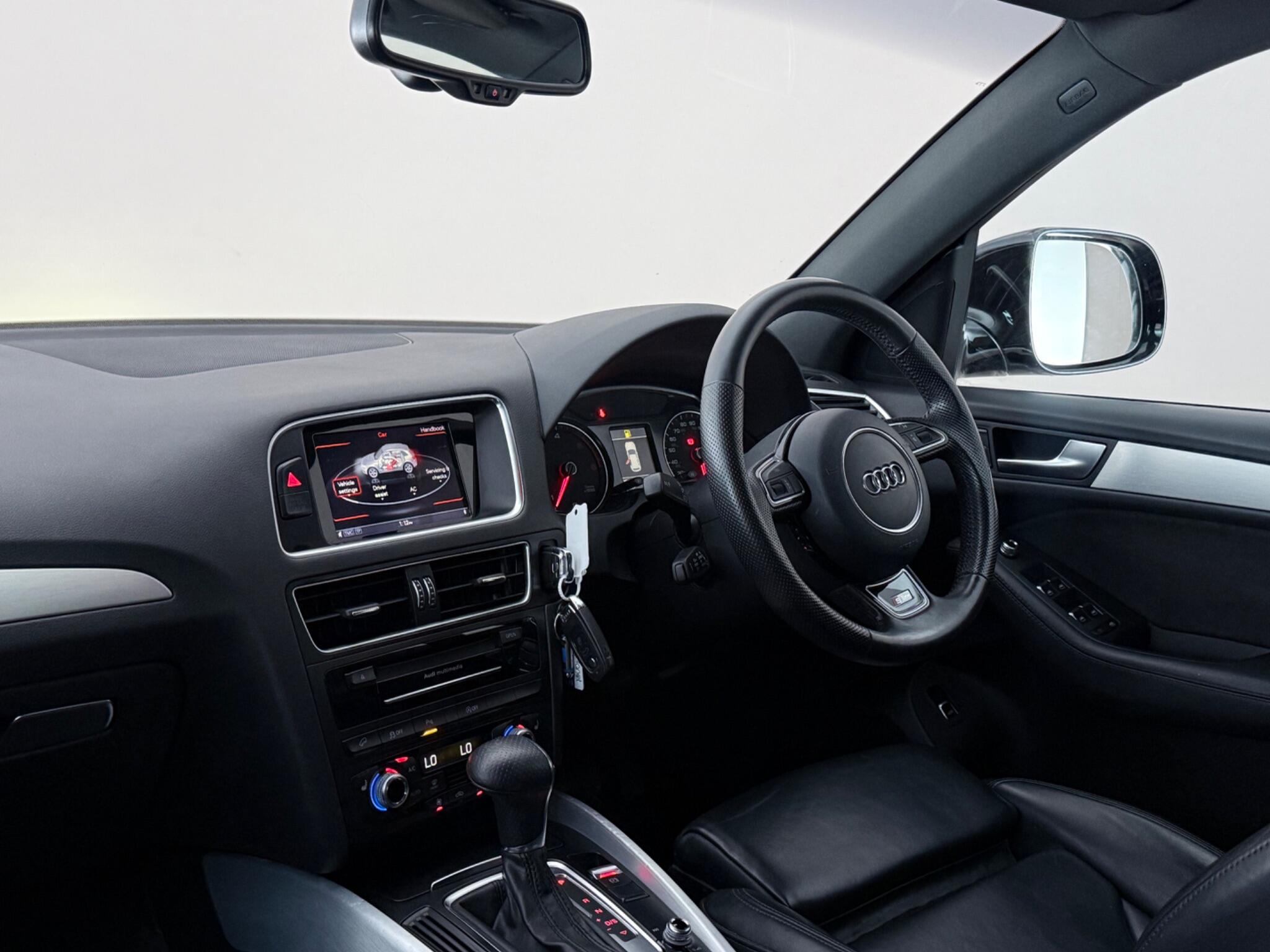 Audi Q5 view 4