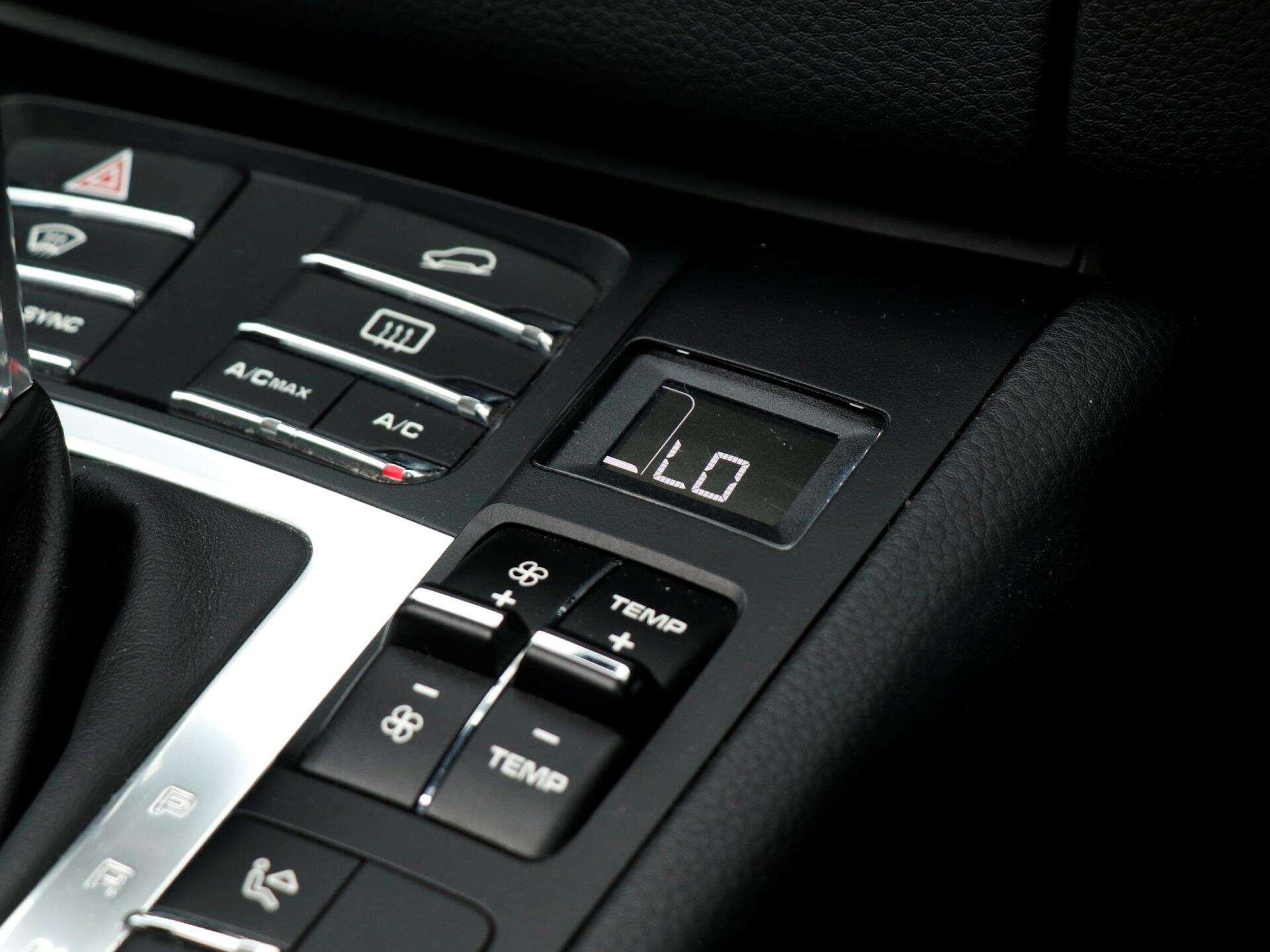 Porsche Macan view 16