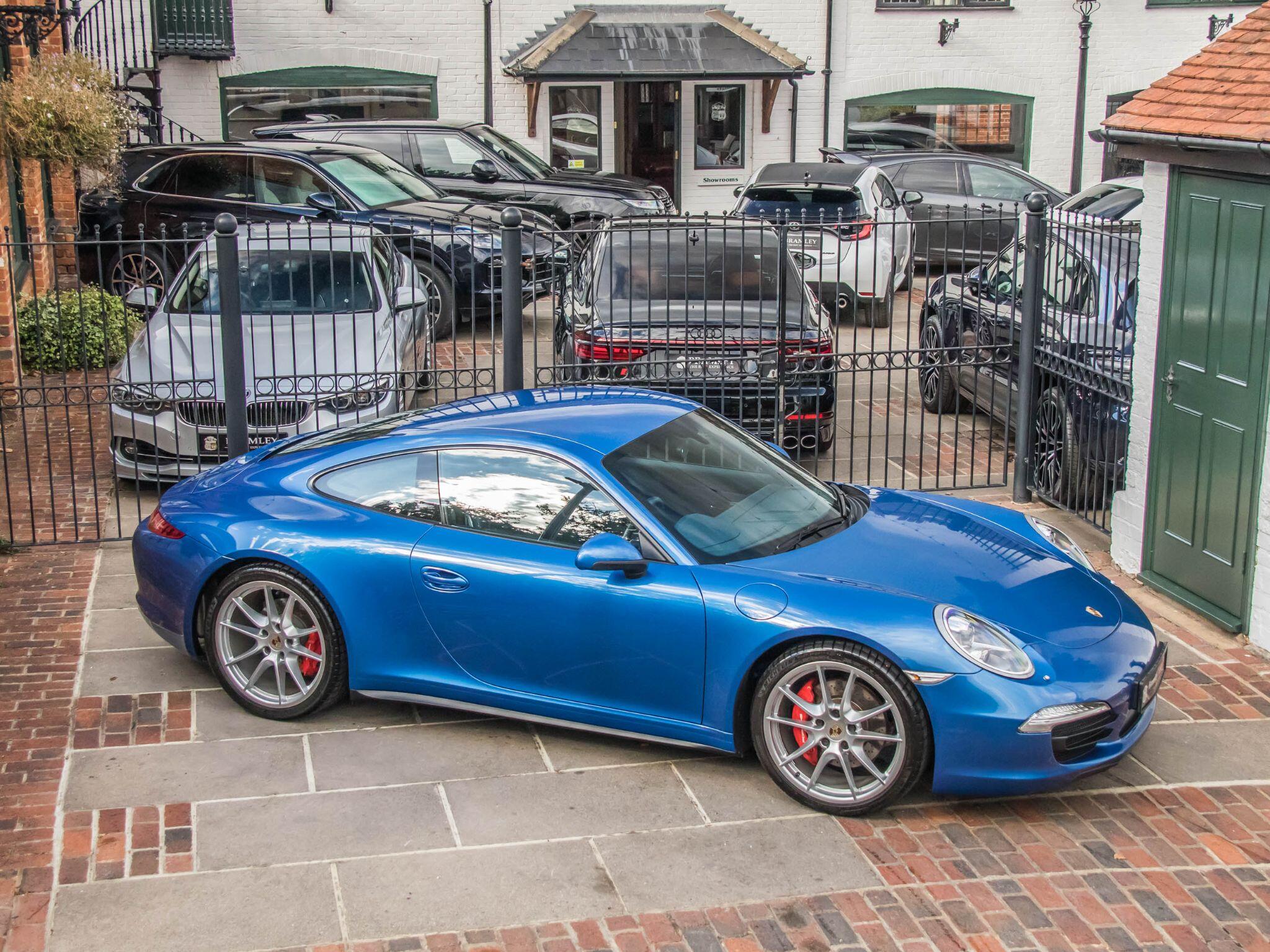 Porsche 911 view 10
