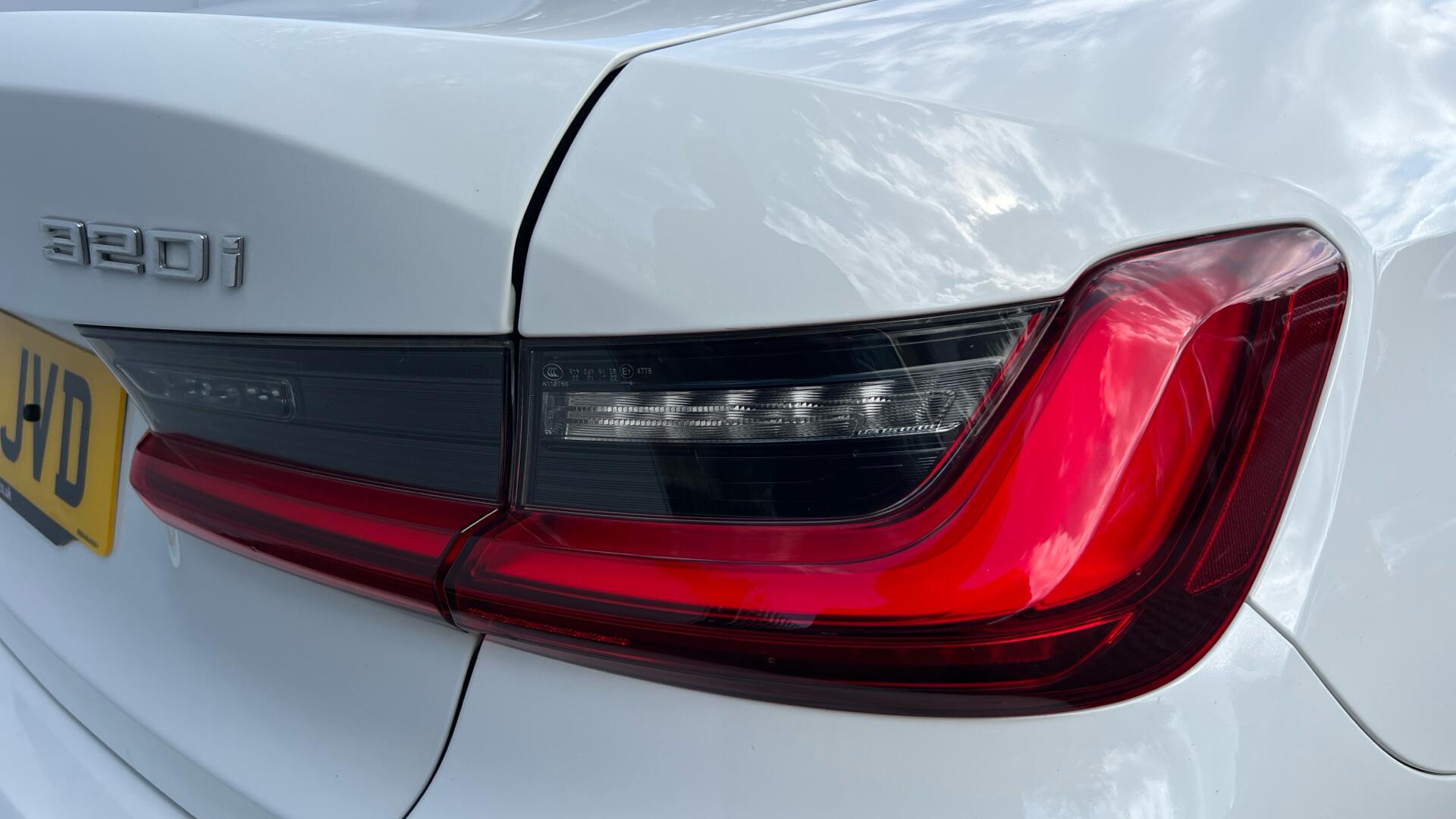 BMW 3 Series view 22