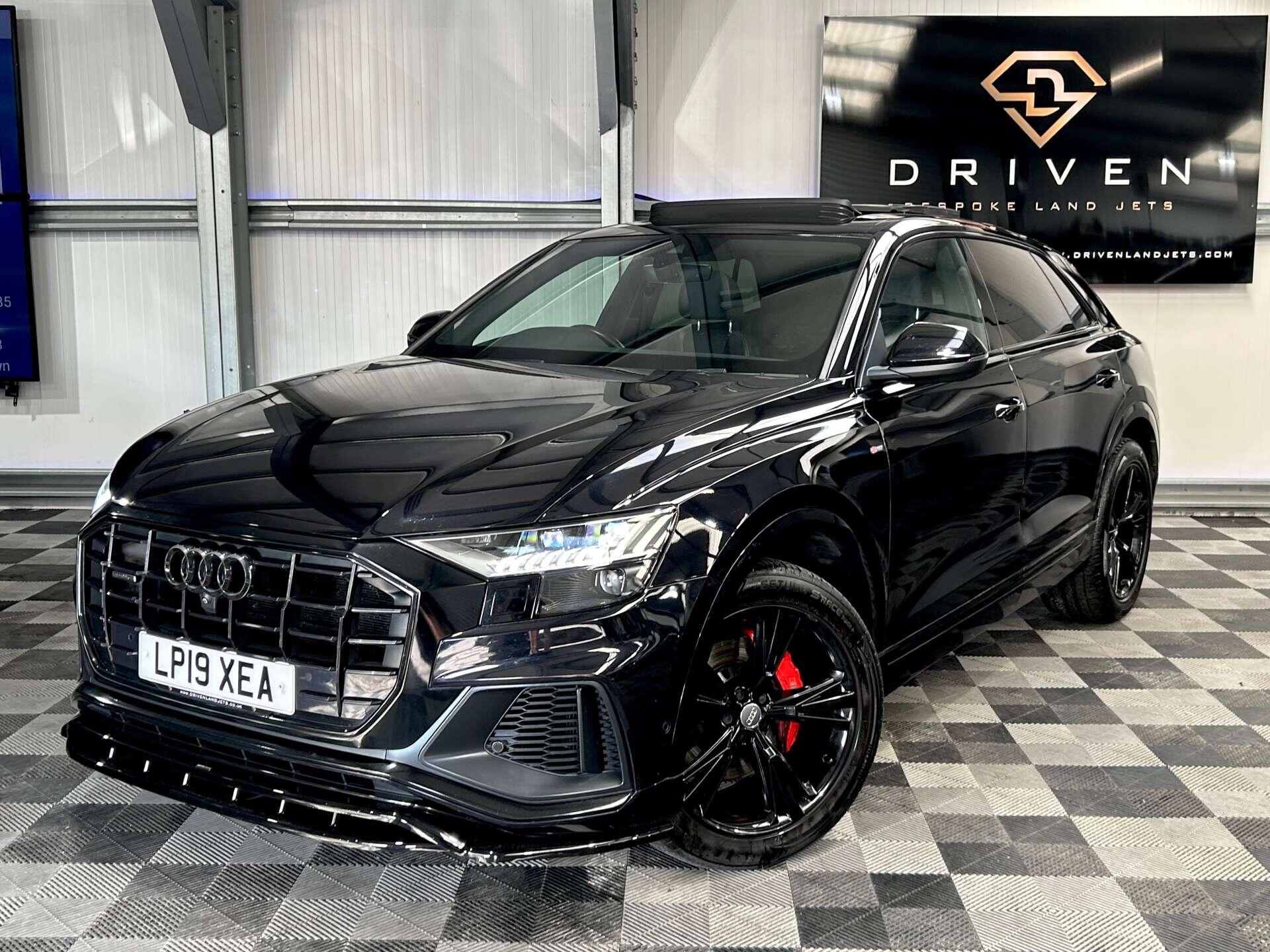 Audi Q8 view 8