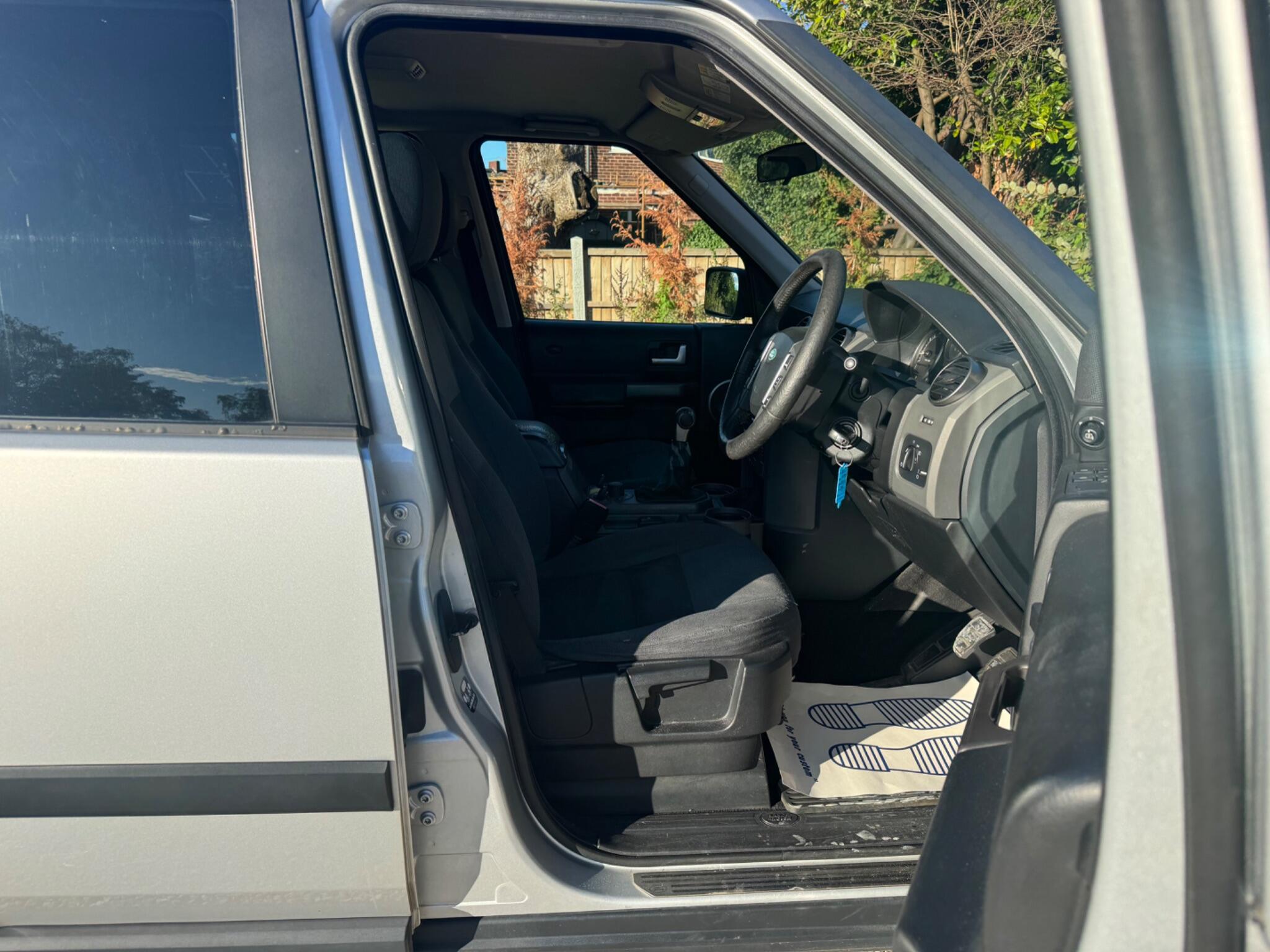 Land Rover Discovery view 15