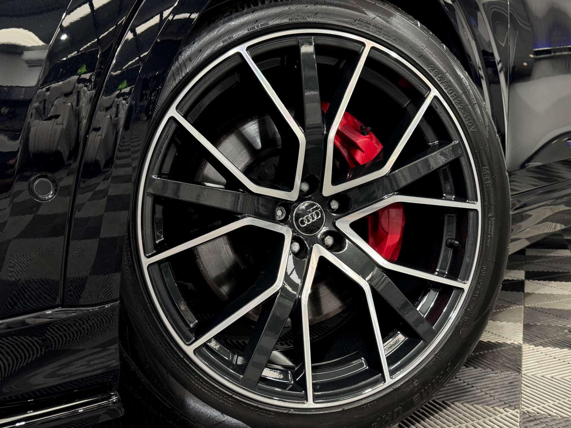 Audi SQ8 view 34