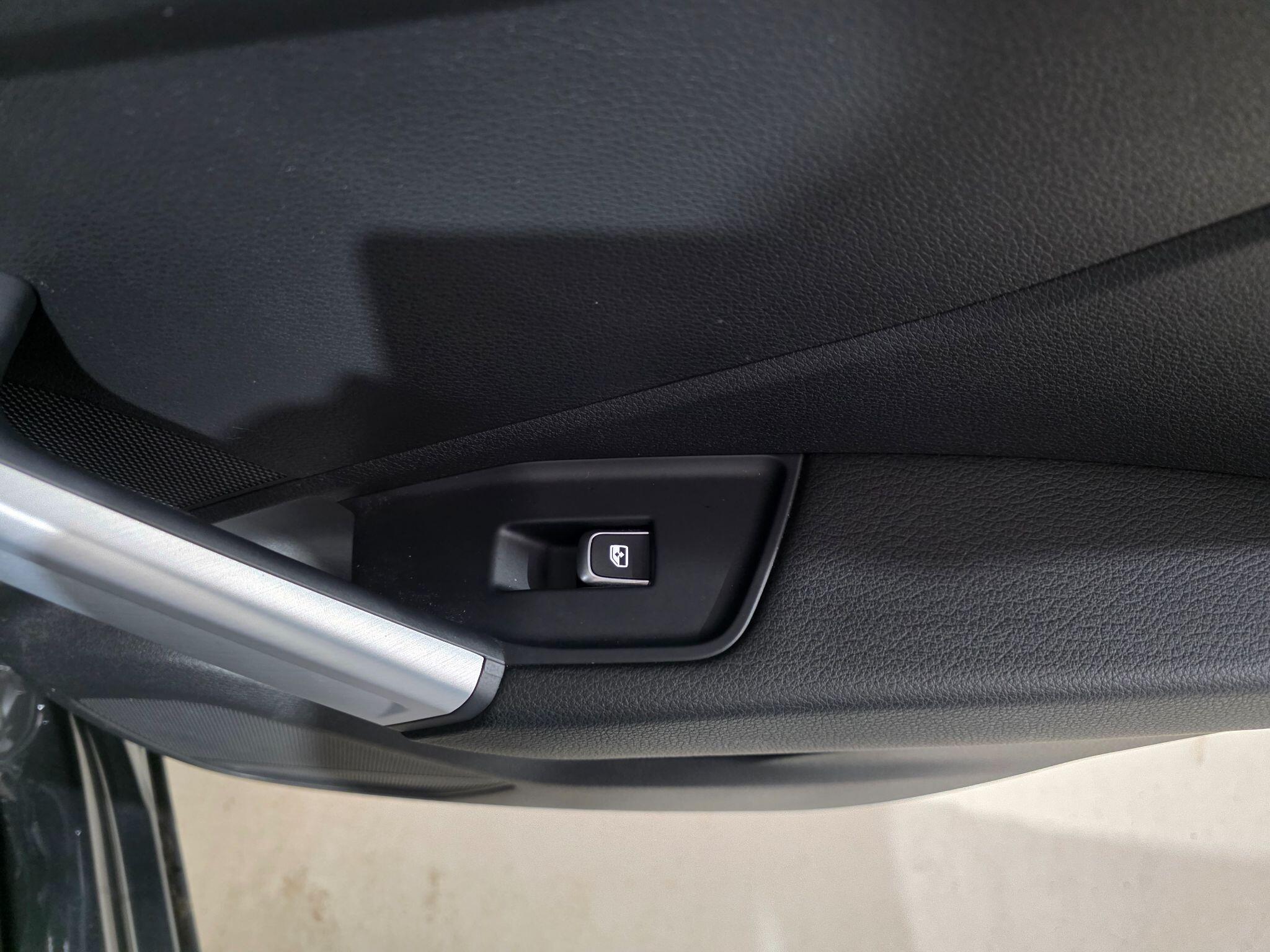 Audi Q2 view 22