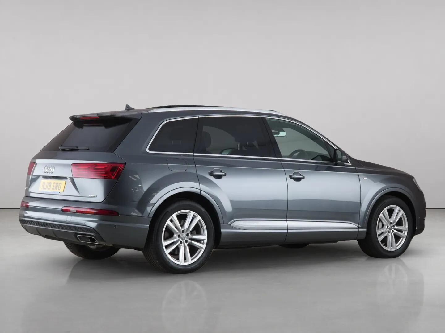 Audi Q7 view 8