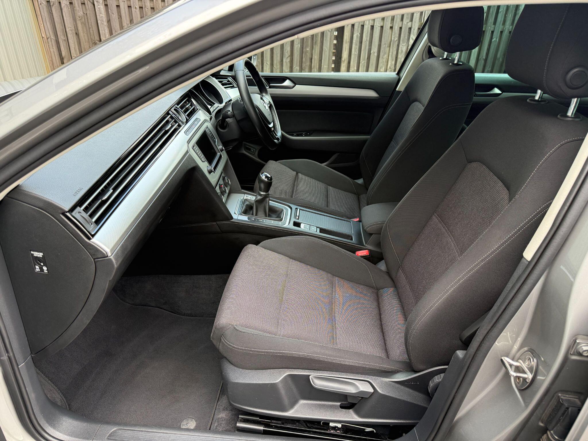 Volkswagen Passat view 19