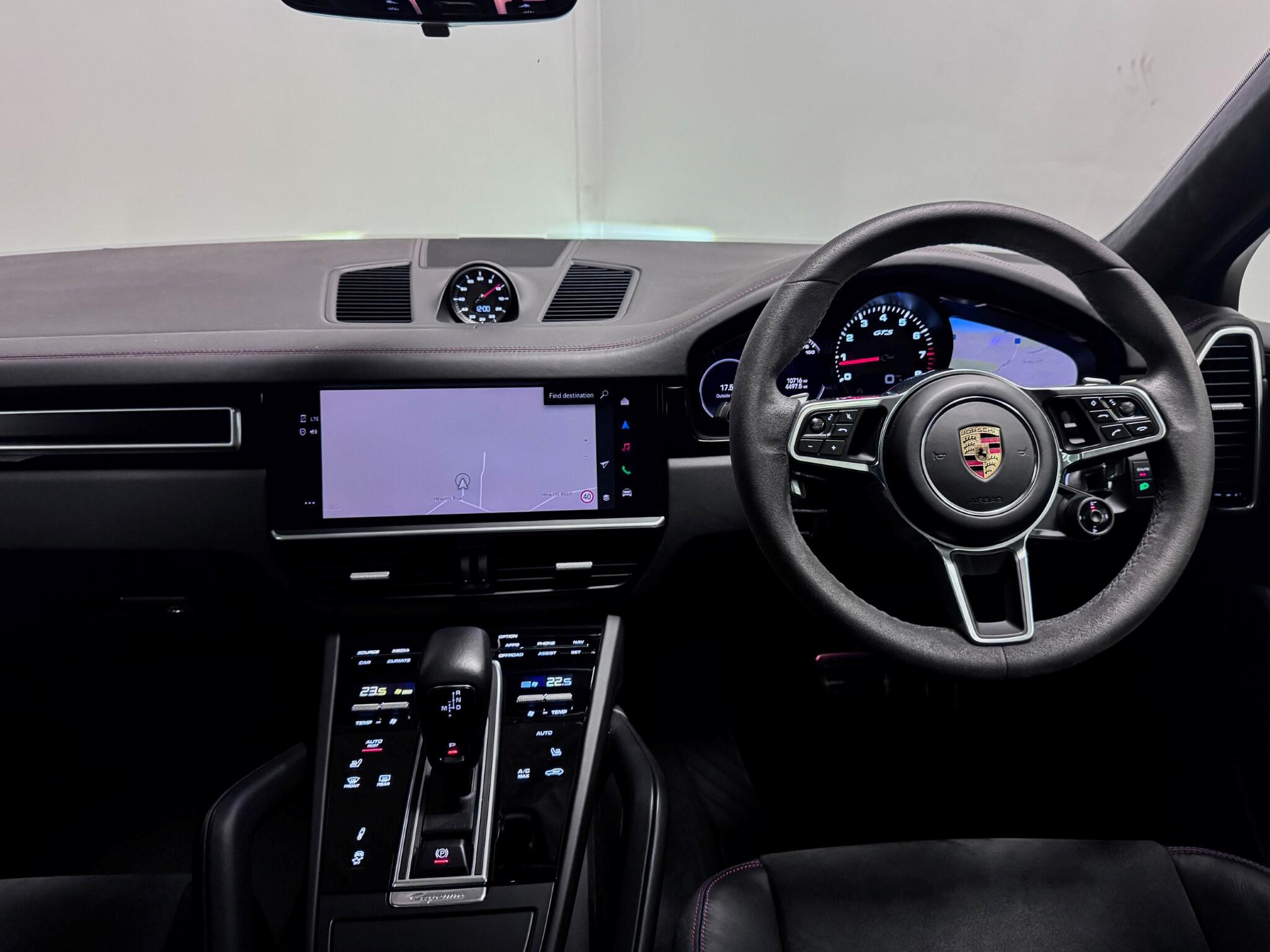 Porsche Cayenne view 36