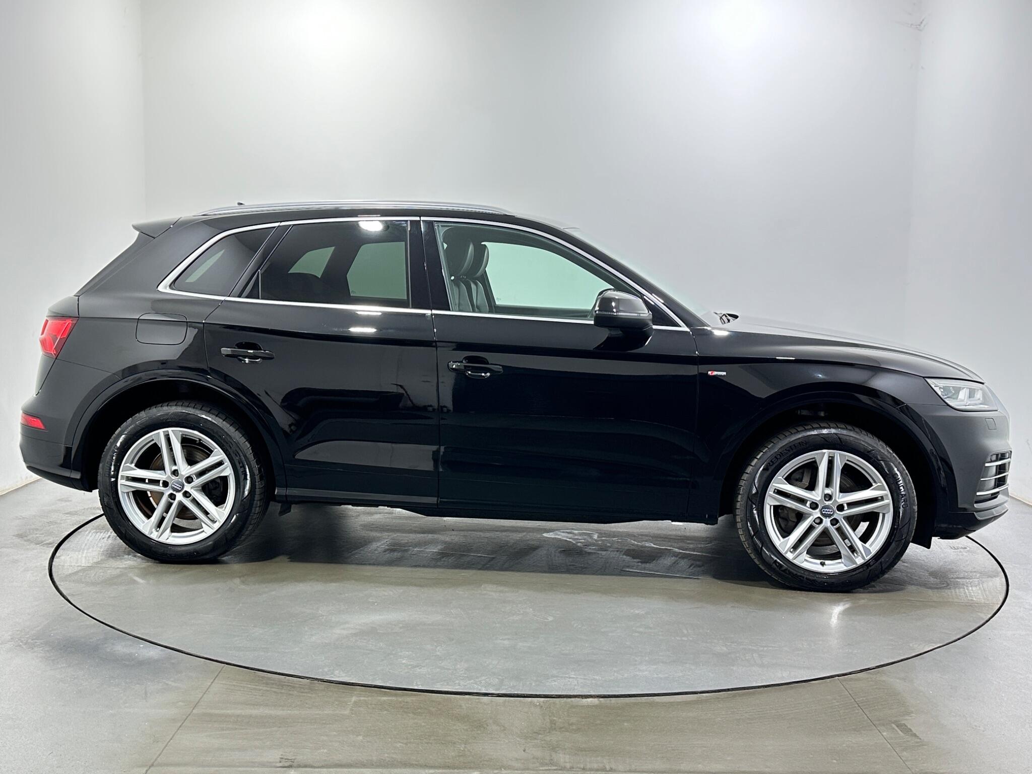 Audi Q5 view 9
