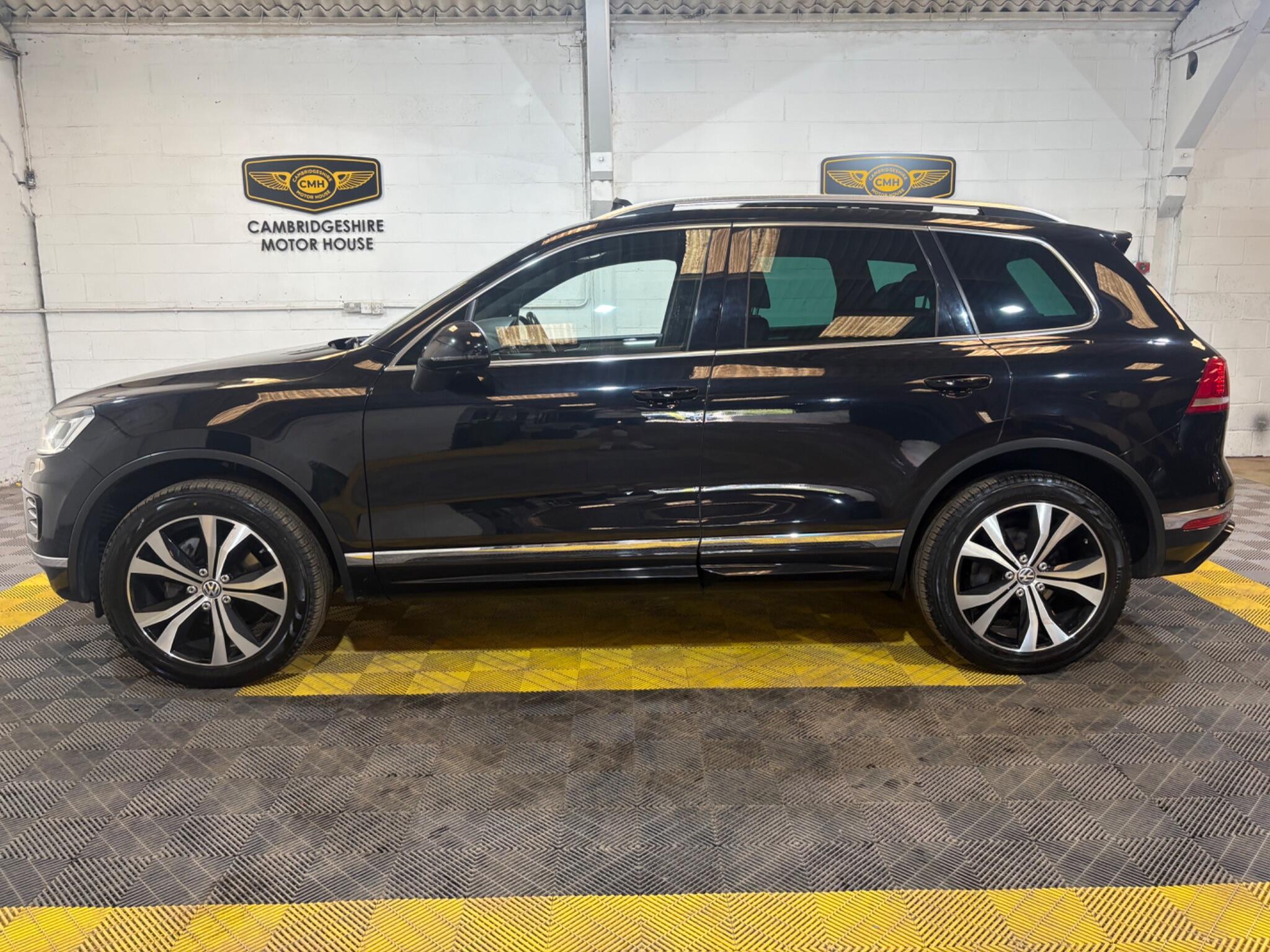 Volkswagen Touareg view 18