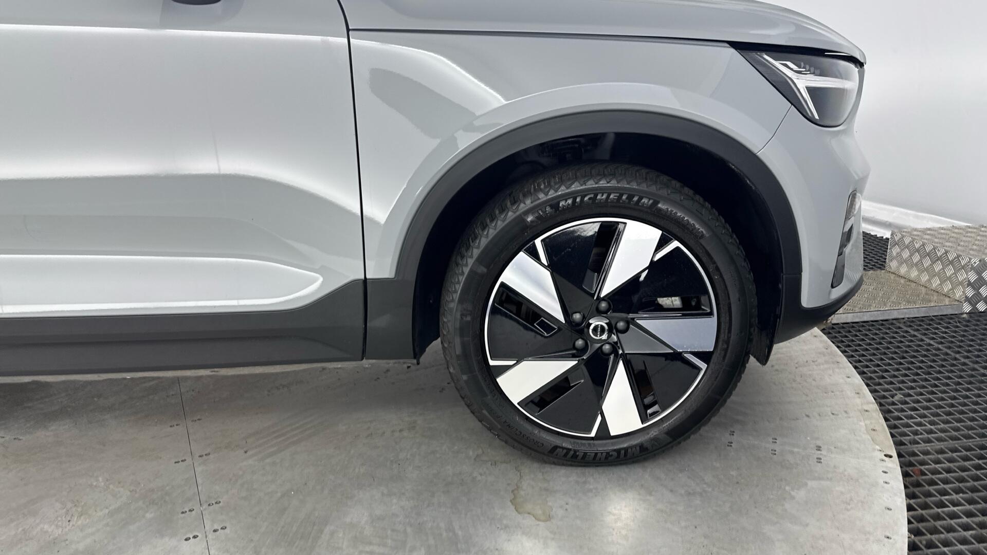 Volvo EX40 view 21