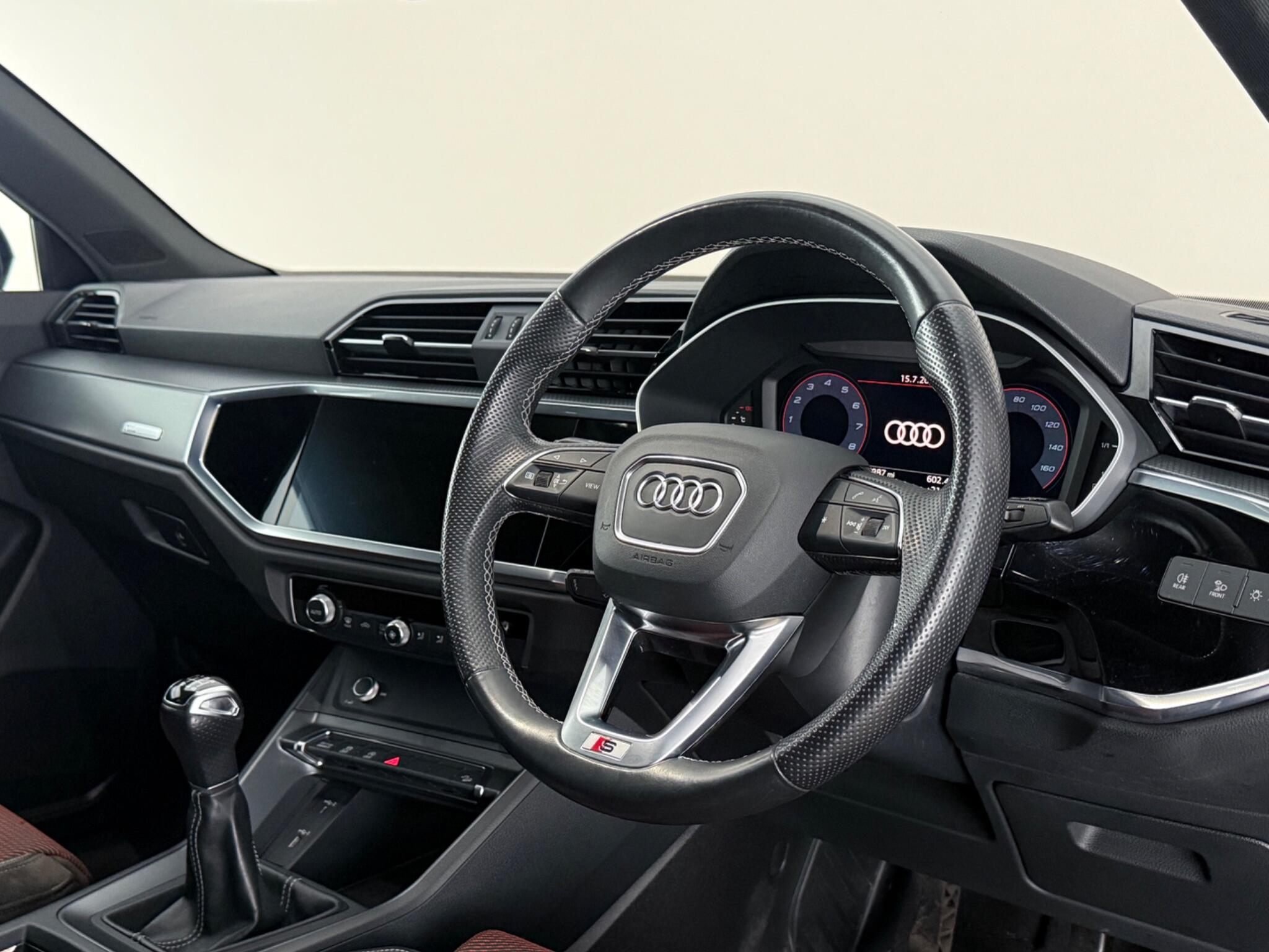 Audi Q3 view 3