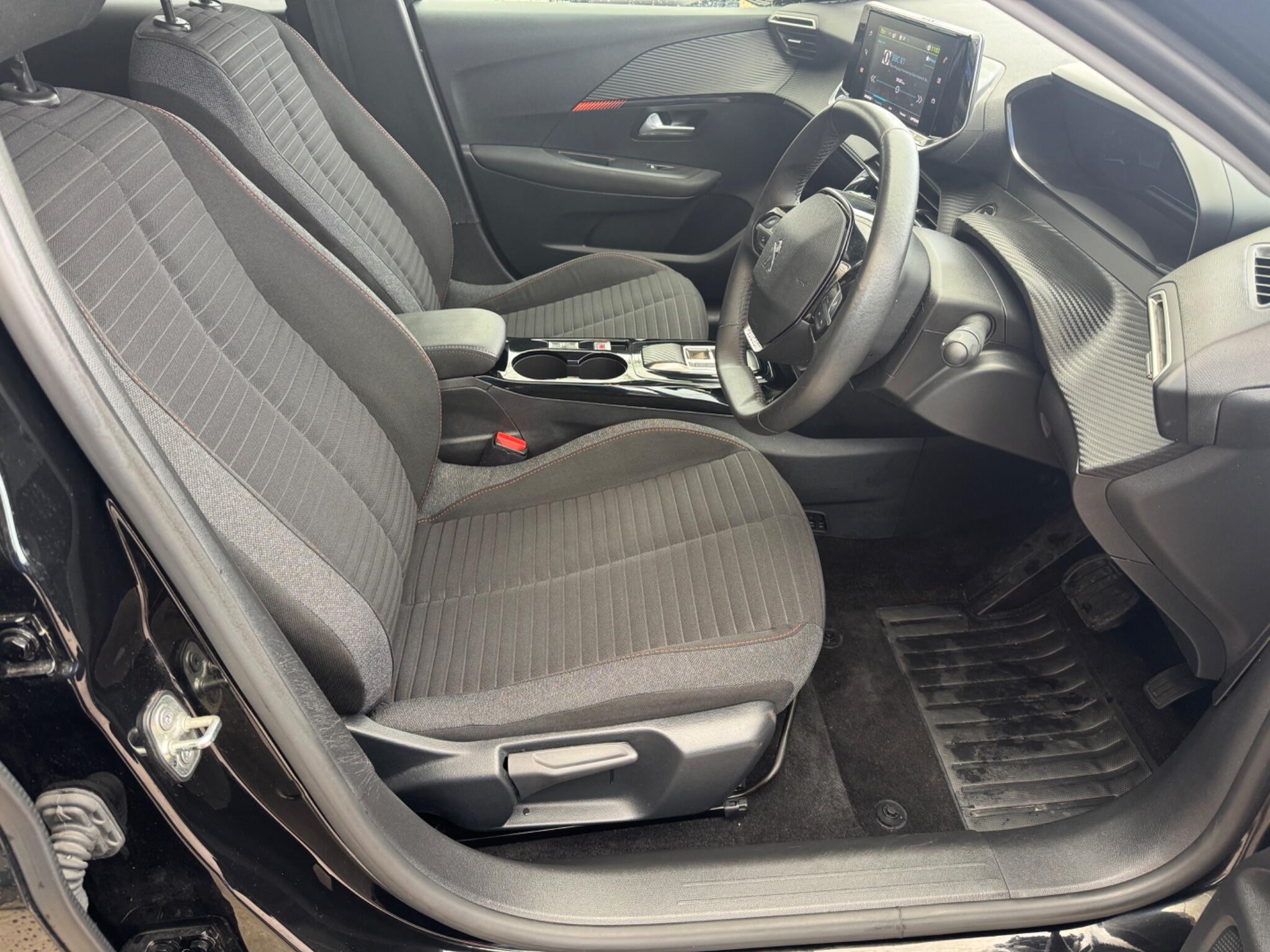 Peugeot E-208 view 17