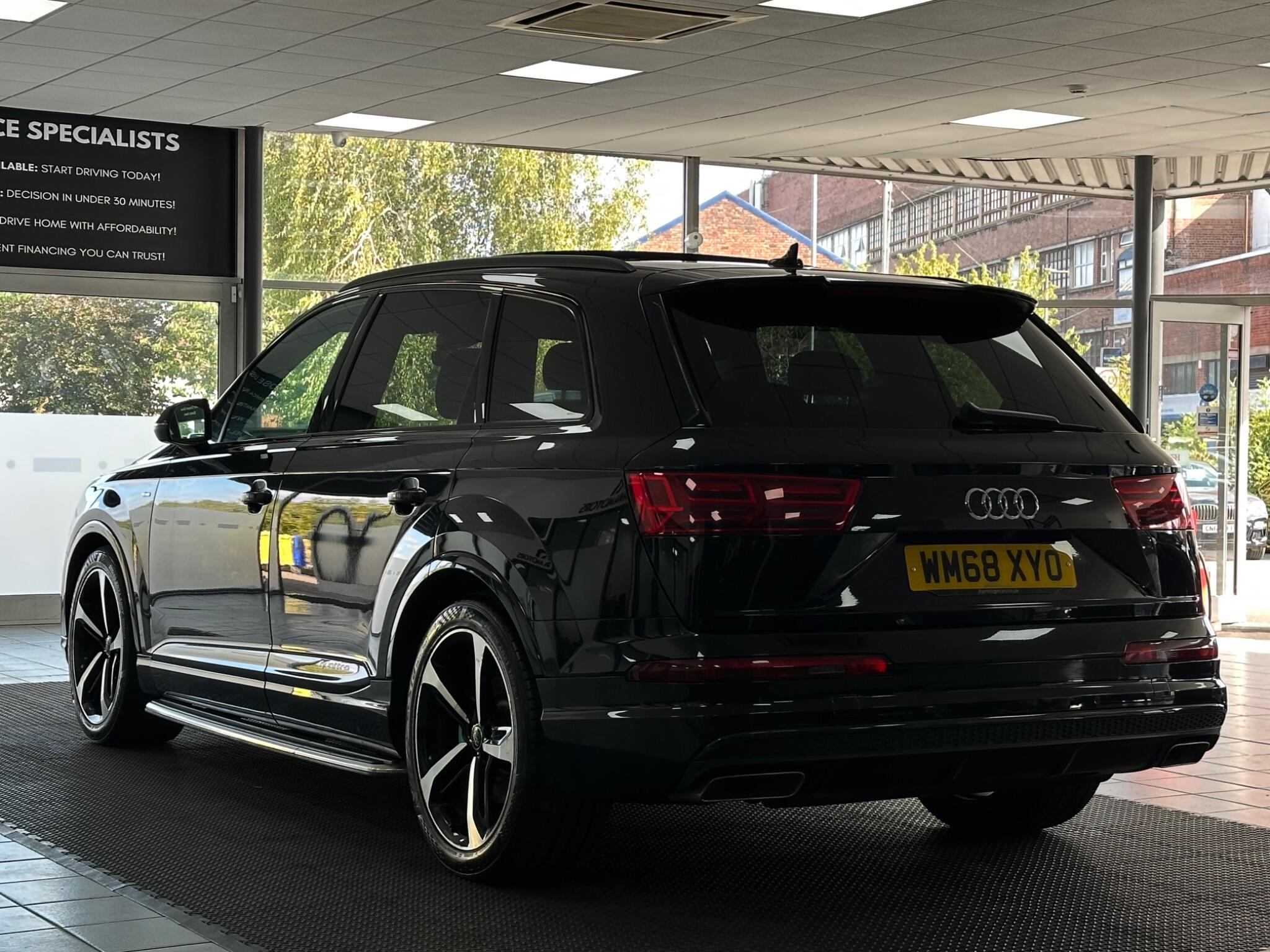 Audi Q7 view 10