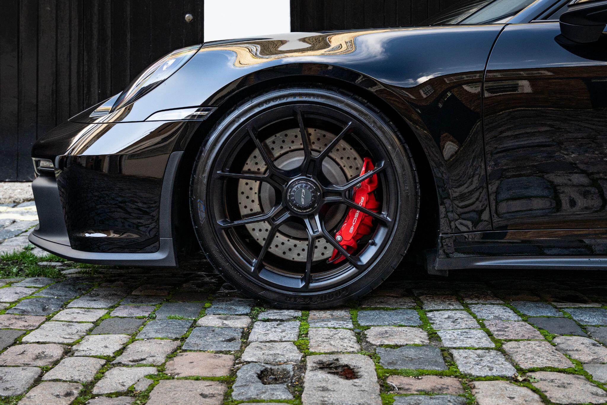 Porsche 911 view 33