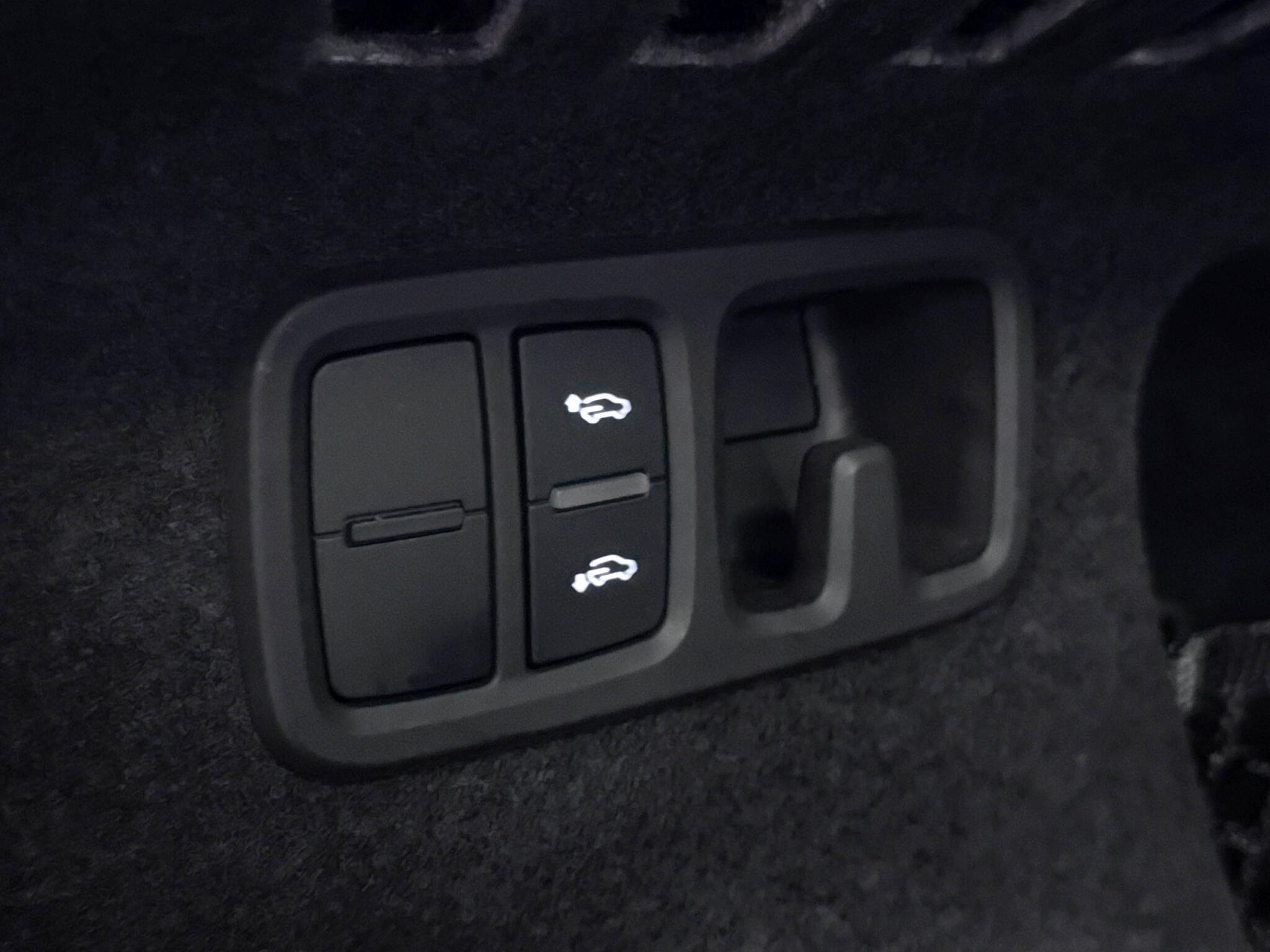 Audi SQ8 view 8