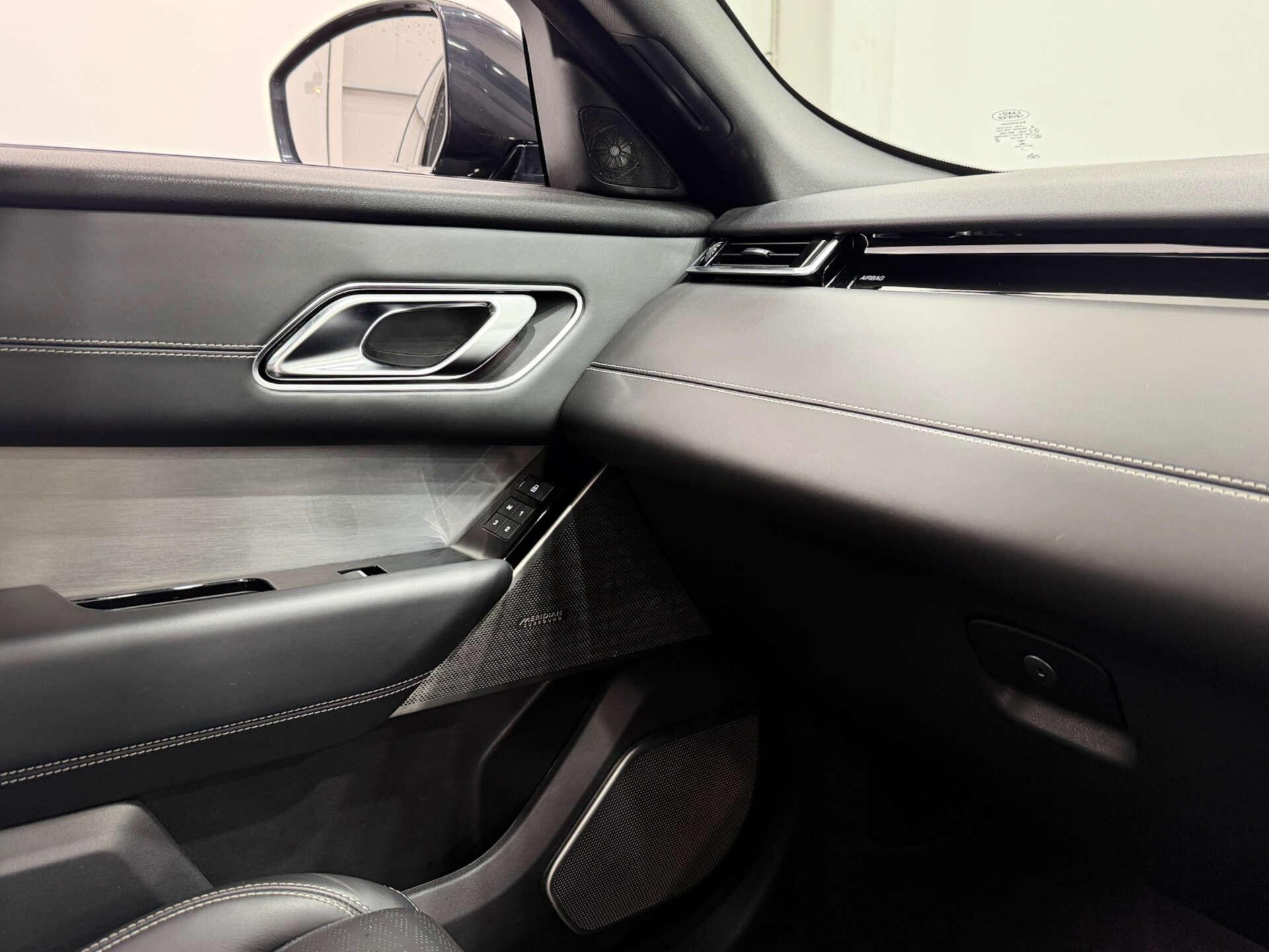 Land Rover Range Rover Velar view 35