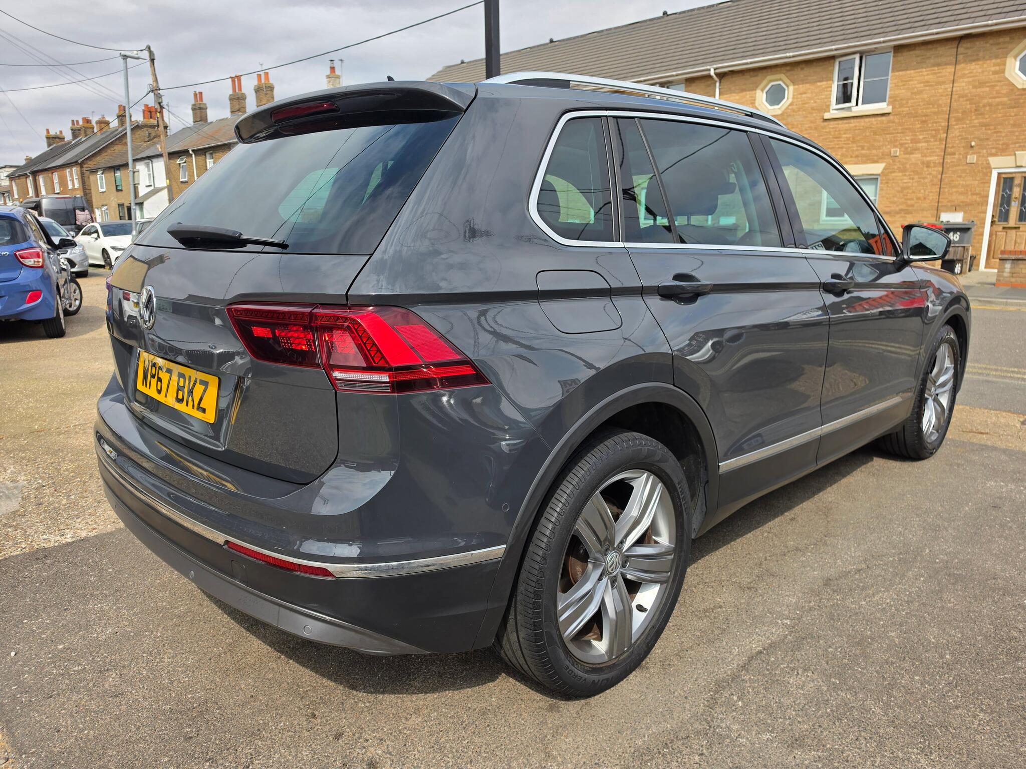 Volkswagen Tiguan view 4