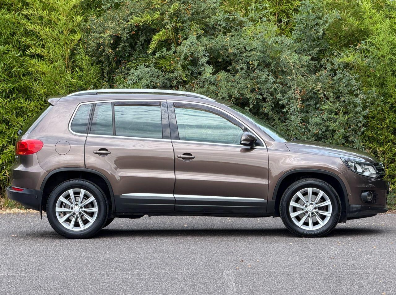 Volkswagen Tiguan view 3